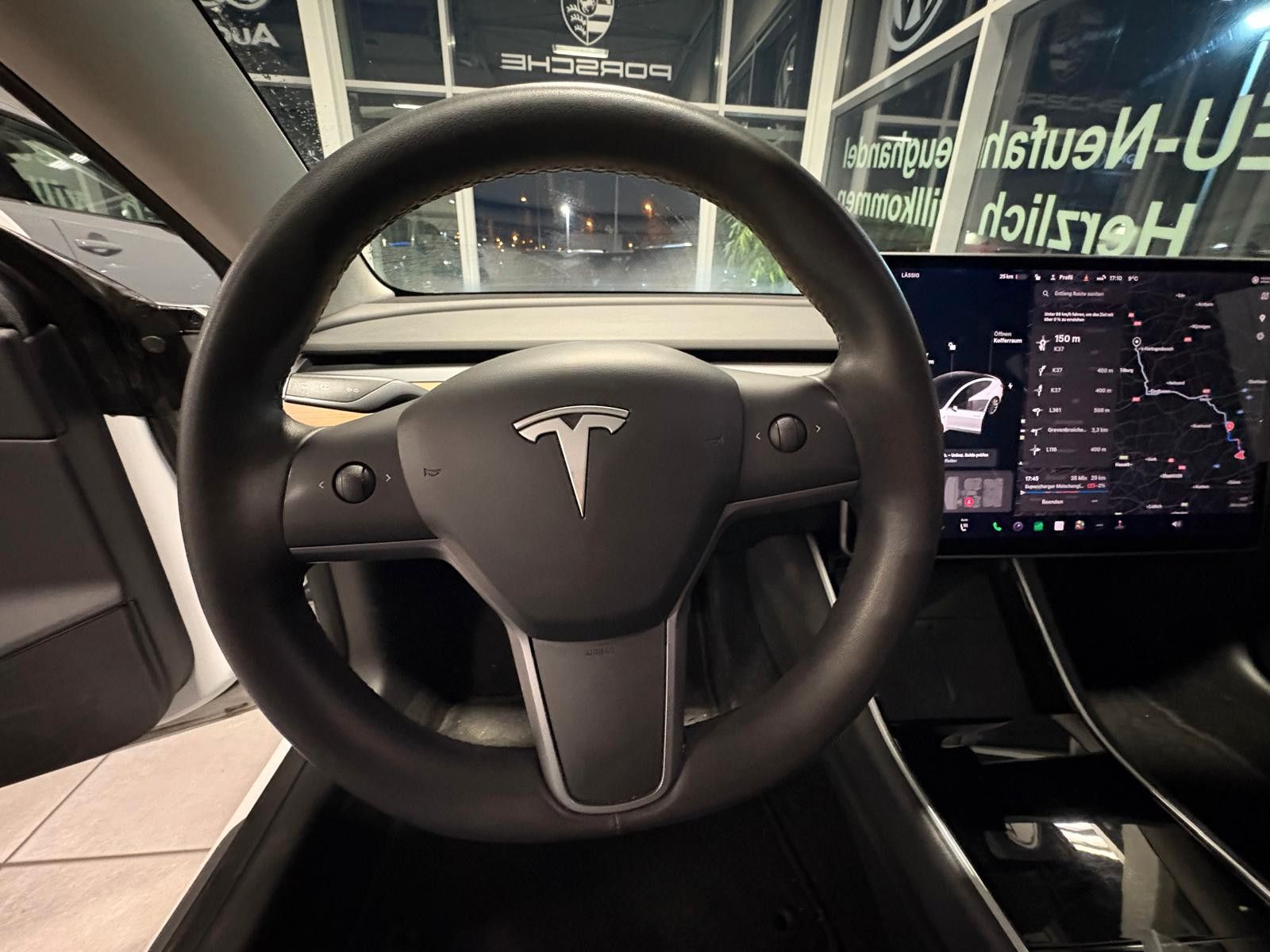 Fahrzeugabbildung Tesla Model 3 Standard Range Plus RWD