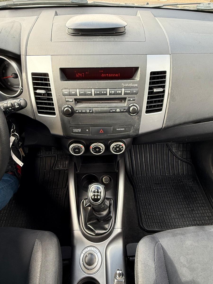 Mitsubishi Outlander 2.4-Allrad-Klima-7 Sitze-PDC-Tüv 07/28