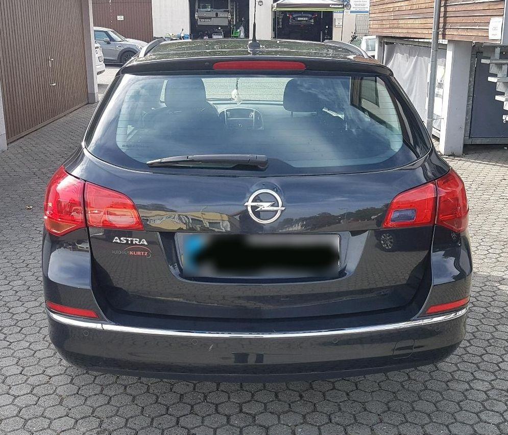 Opel Astra 2013 — interior