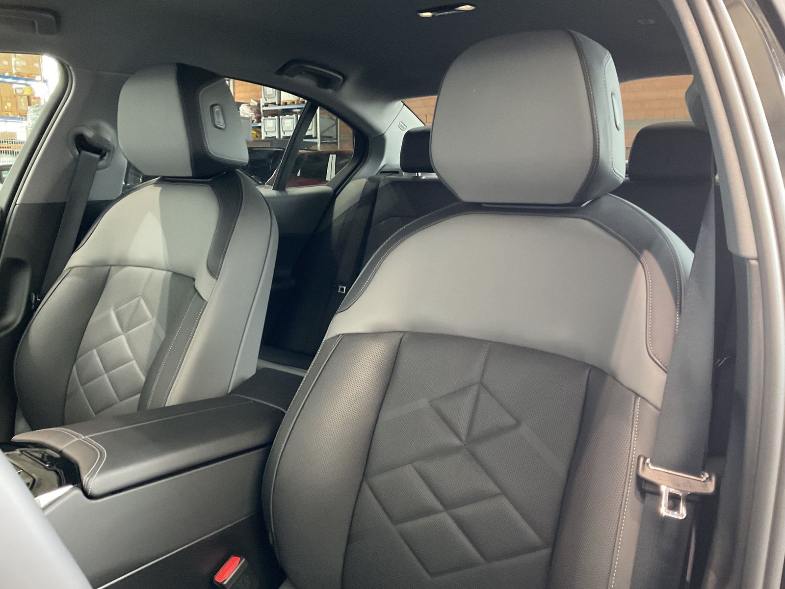 Fahrzeugeinzelansicht 12 Fahrzeugabbildung BMW 520i |AHK |Komfortsitze |19" LMR