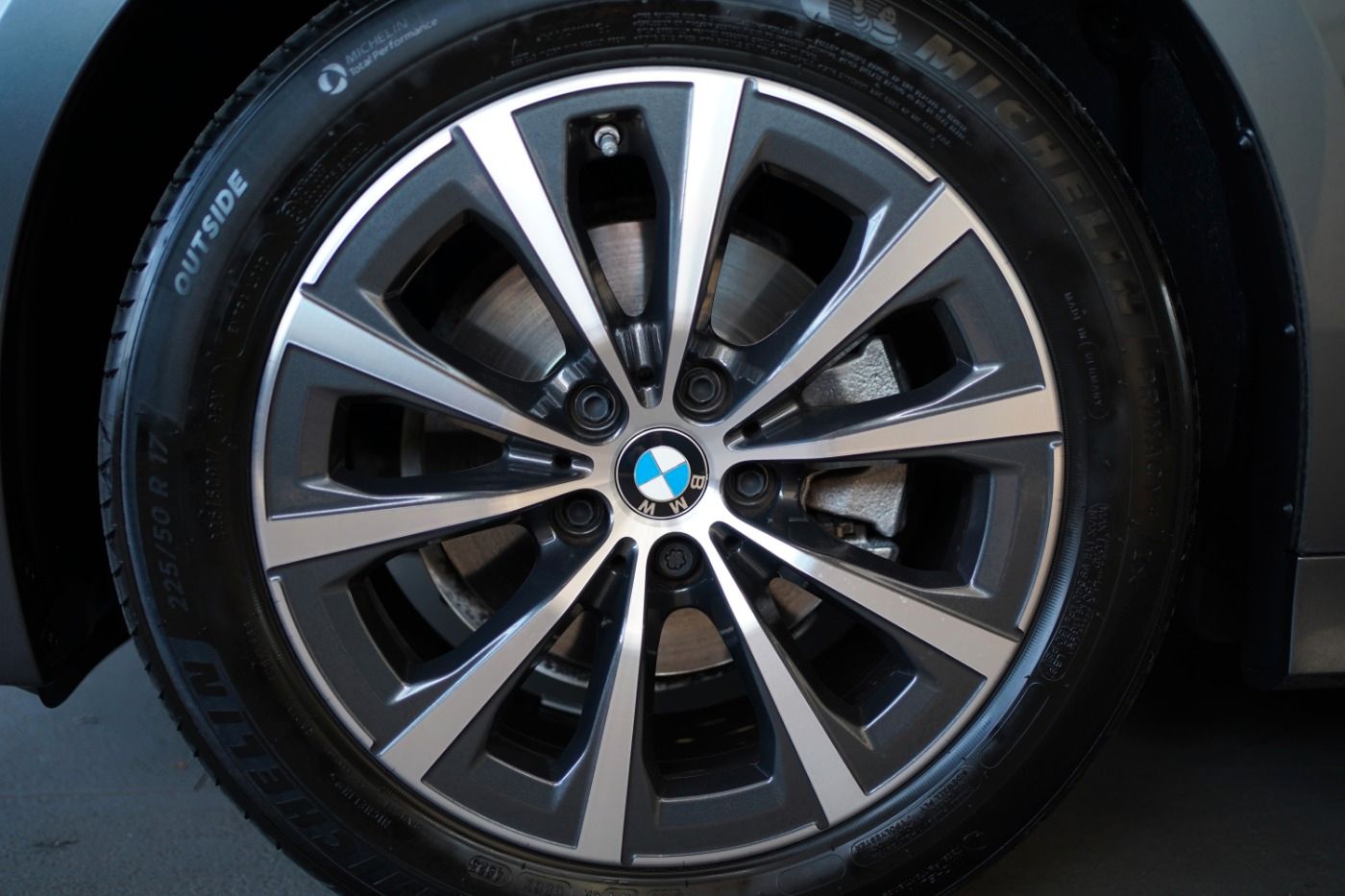 Fahrzeugabbildung BMW 320i Sport Line +DAB+PDC+Sportsitze+Alarmanlage+