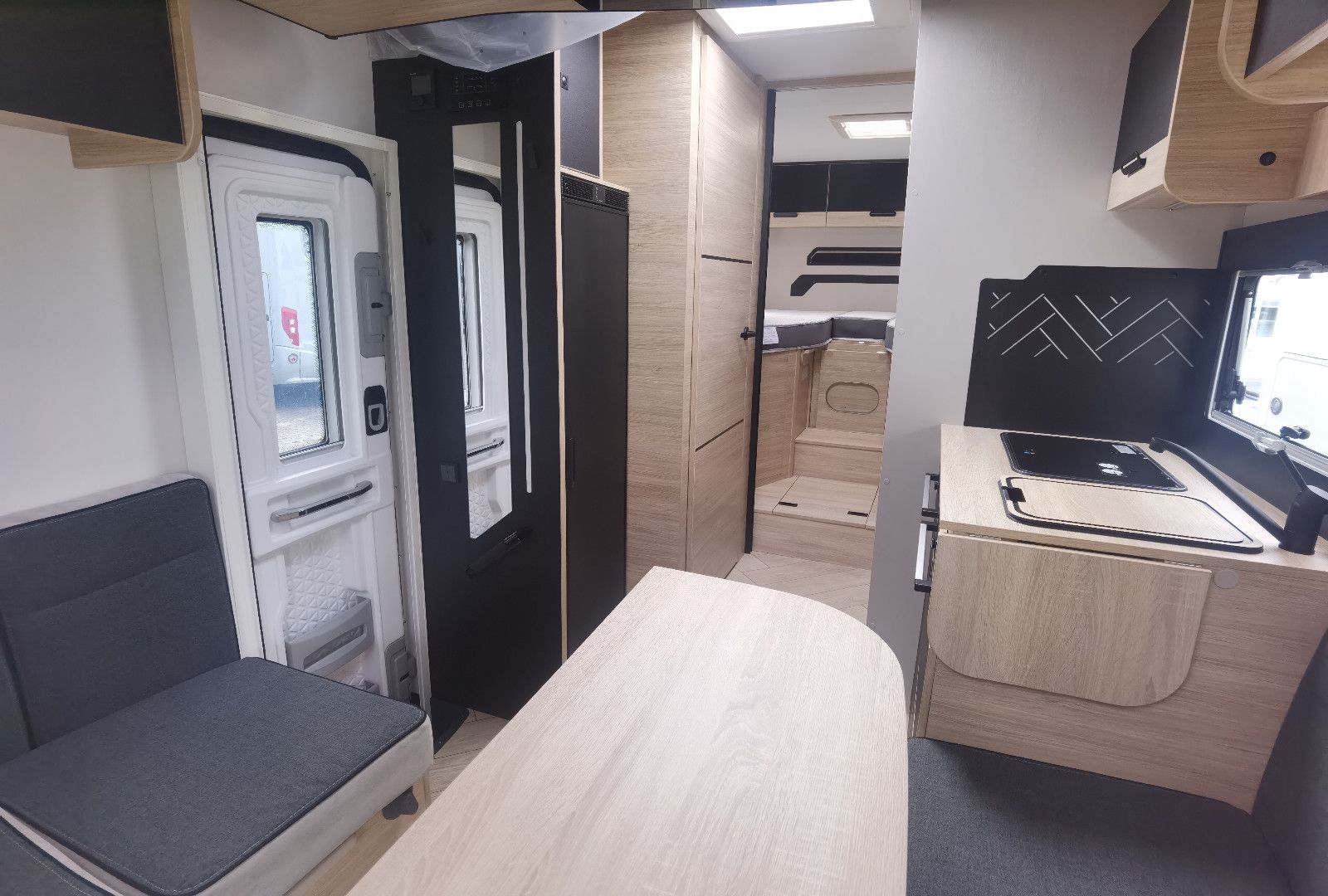 Fahrzeugabbildung Challenger 317 Graphite Edition m. Hubbett