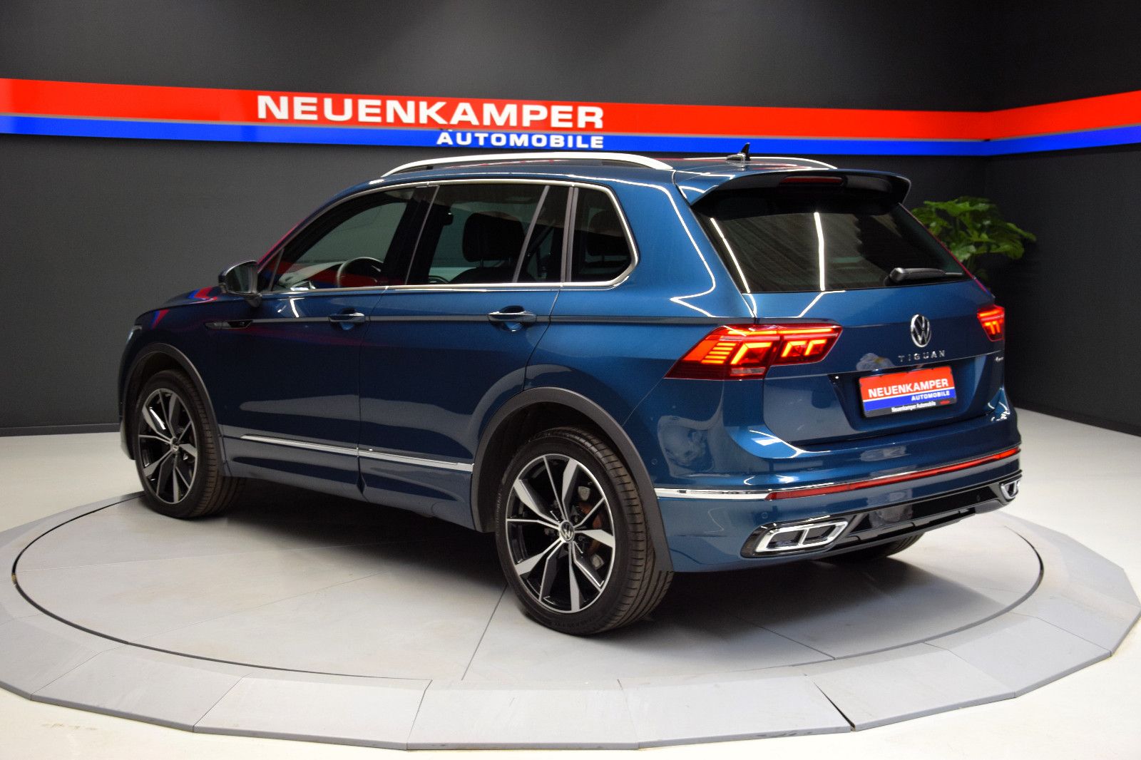 Fahrzeugabbildung Volkswagen Tiguan R-Line 4Motion IQ.Light ACC AHK 20°Kamera