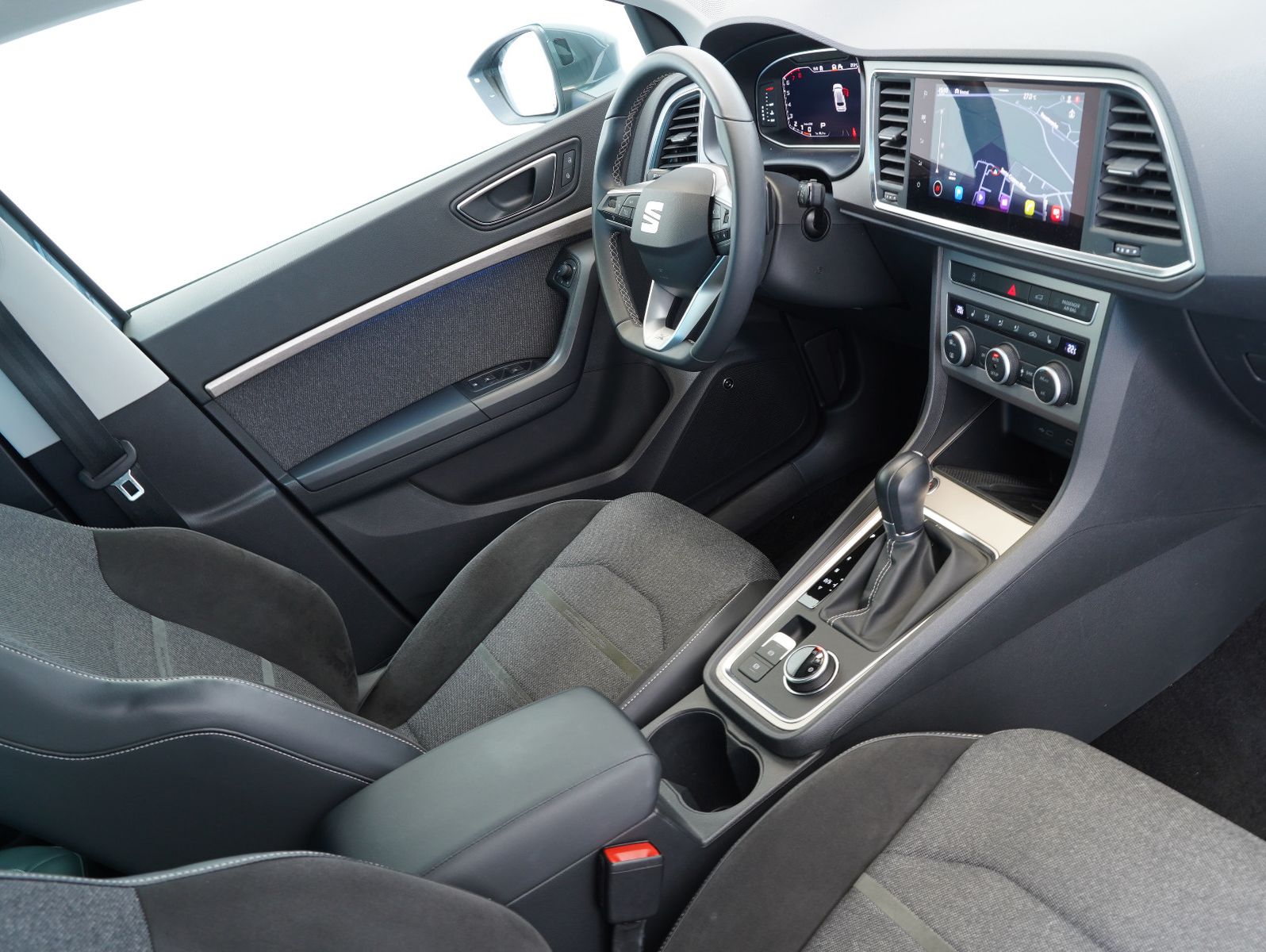 Fahrzeugabbildung SEAT Ateca 1.5 TSI ACT Xperience LED/NAVI/ACC/AHK