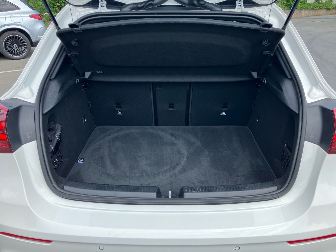 Fahrzeugabbildung Mercedes-Benz A 200 AMG+AHK+PANO+MULTIB+360°+DISTR+KEYL+CARPL
