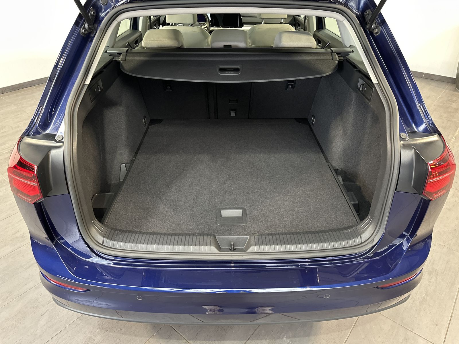 Fahrzeugabbildung Volkswagen Golf Variant 2.0 TDI DSG Life NAV+LED+AHK+PANORA