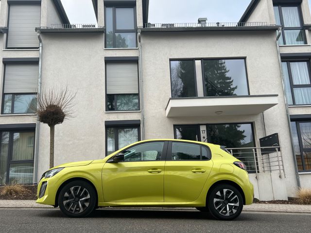 Peugeot 208 tolle Farbe wie neu 55 kw nur 4000 km