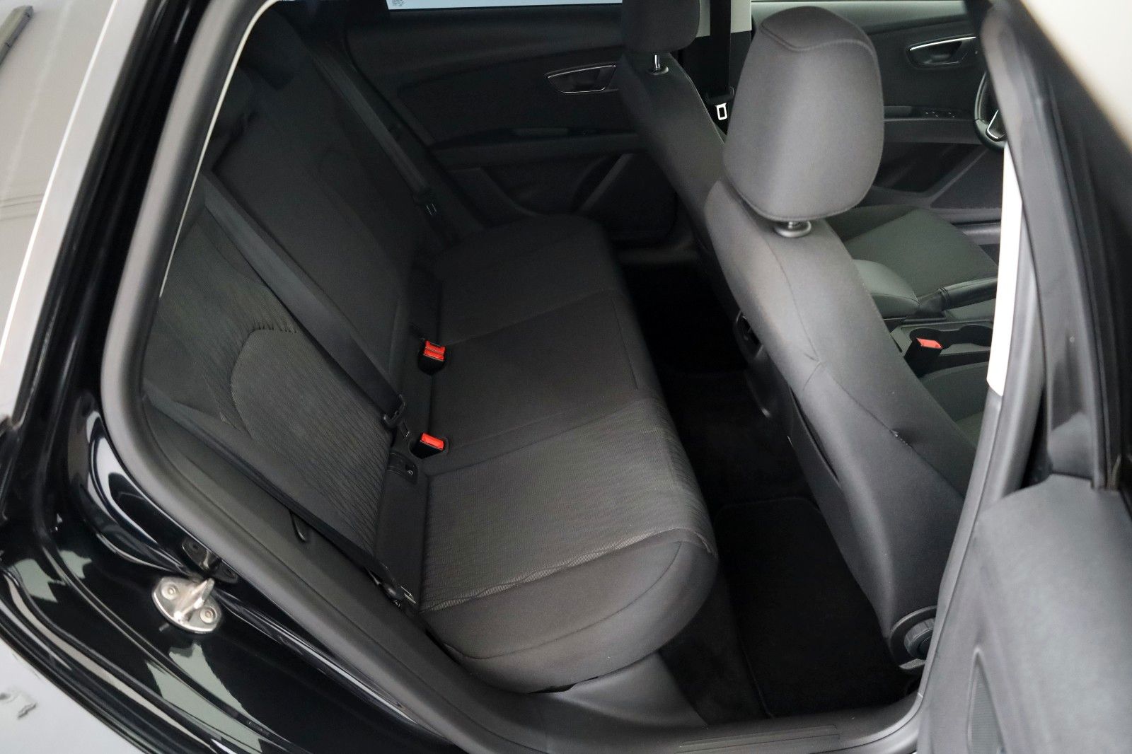 Fahrzeugabbildung SEAT Leon ST Style Navi,SH,PDC,AHK,8-fach bereift!