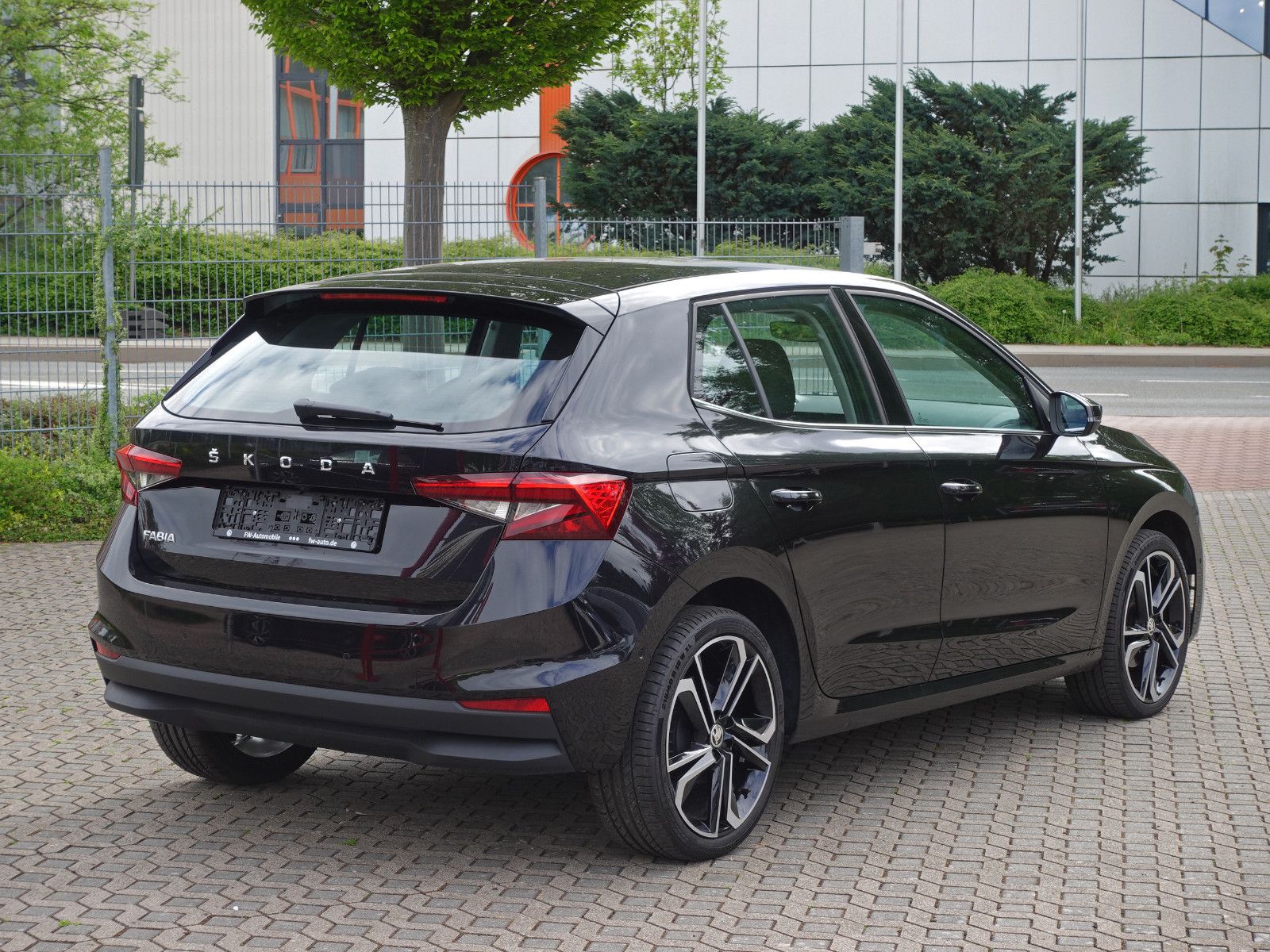 Fahrzeugabbildung SKODA Fabia 1.0 TSI DSG STYLE Pano Navi AHK SmartLink+