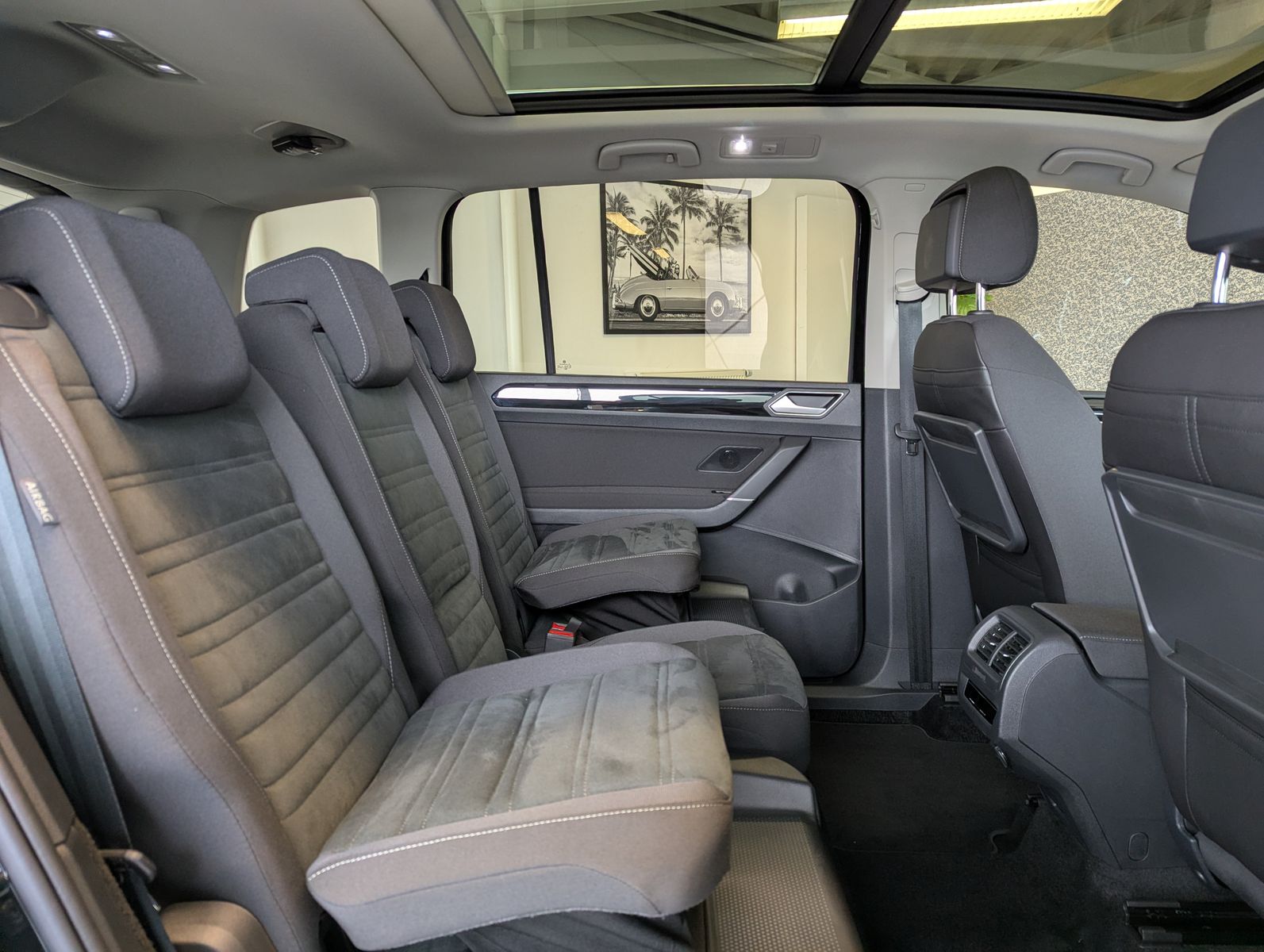 VW Touran 2.0 DSG R-Line High. Pano 7-Si IQ.Dri AHK - Image 19