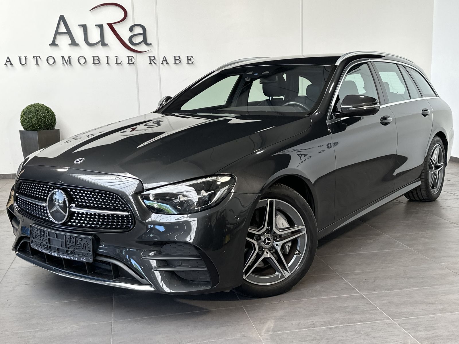 Fahrzeugabbildung Mercedes-Benz E 220d T AMG Line NAV+LED+ACC+HUD+KAM+AHK+18ZOLL