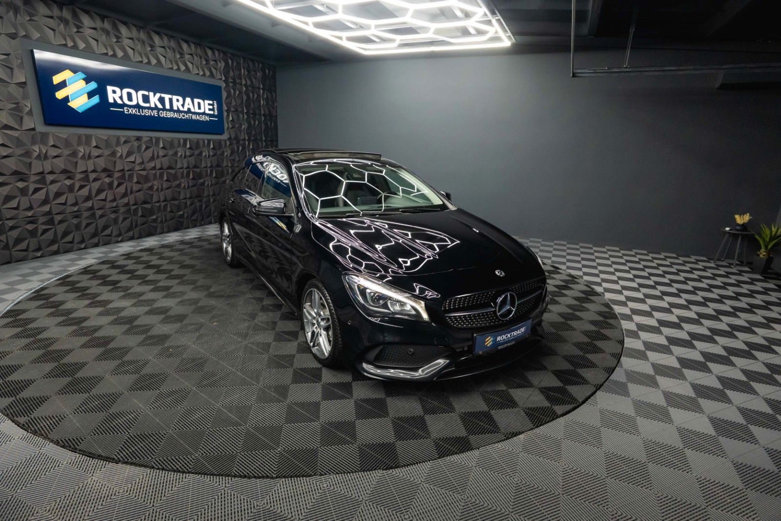 Fahrzeugabbildung Mercedes-Benz CLA 250 Shooting Brake AMG Night-Paket | Pano