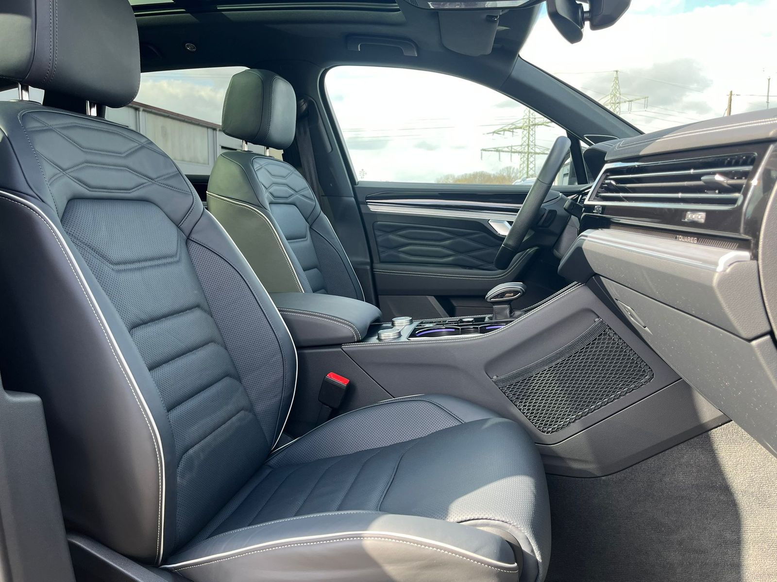 Fahrzeugabbildung Volkswagen Touareg 3.0TDI 4M R-Line VOLL Black 22" UPE 114T