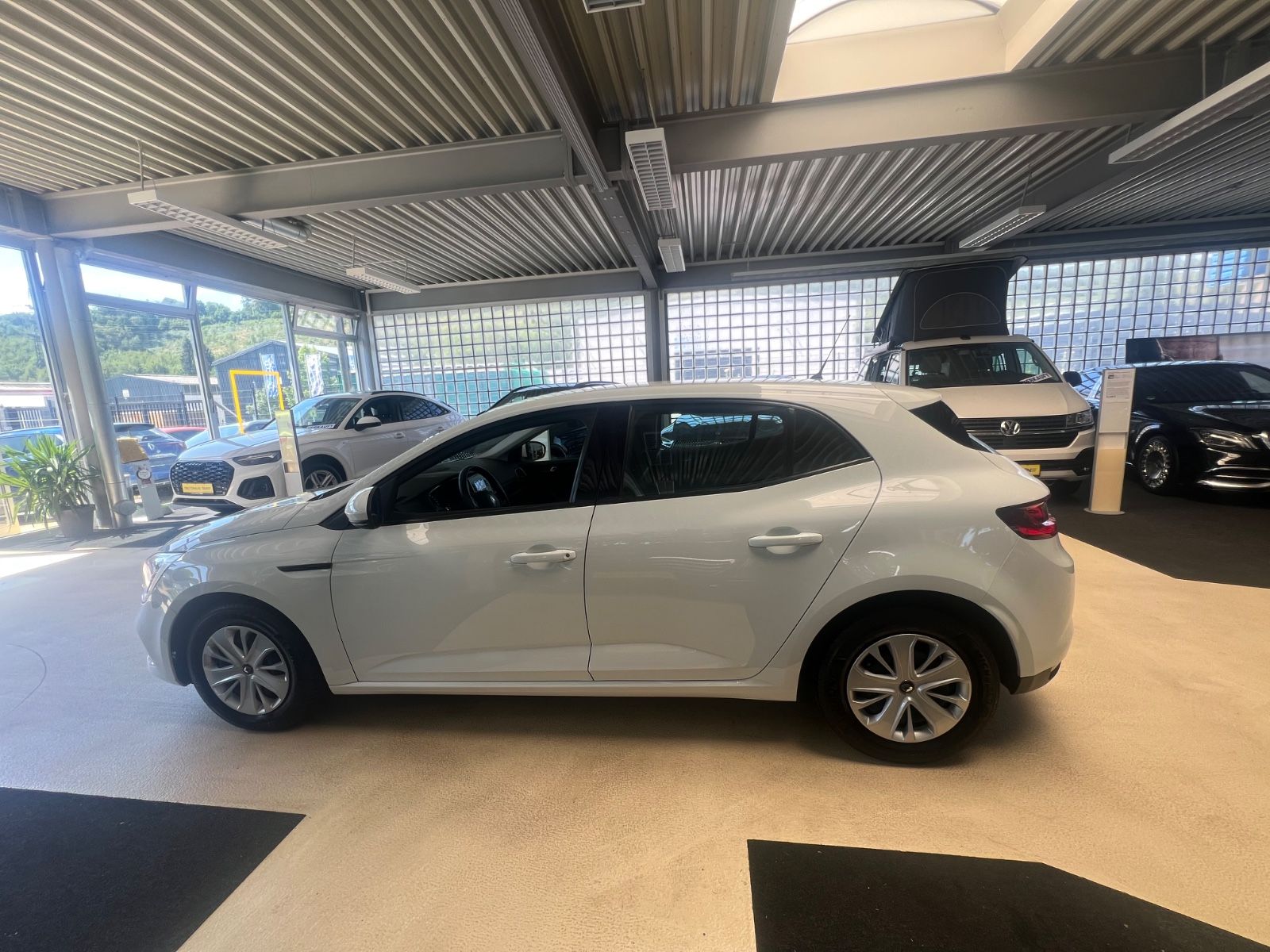 Fahrzeugabbildung Renault Megane IV Lim. 5-trg. Life *BLUETOOTH*LED*