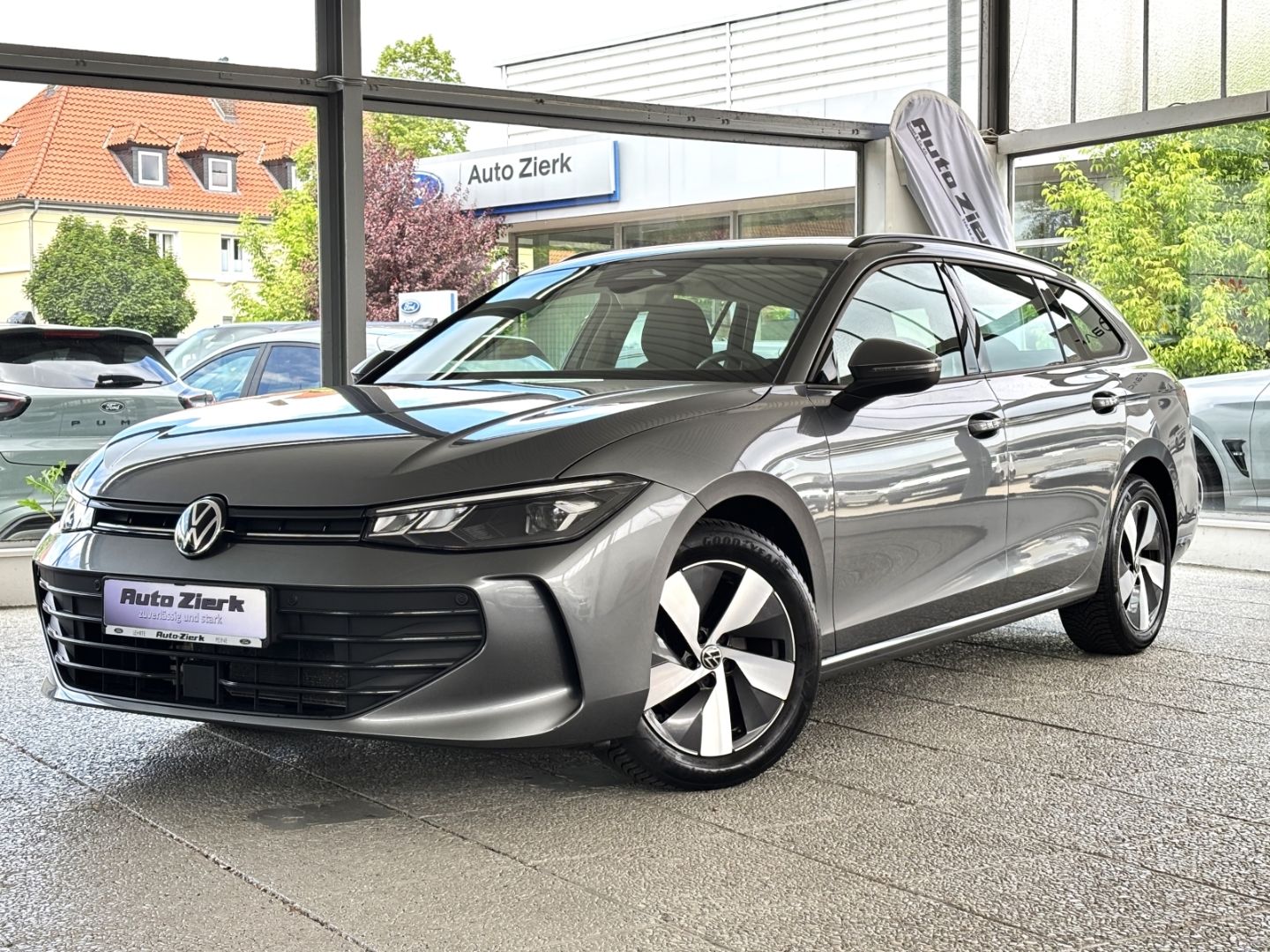 Volkswagen Passat - 1