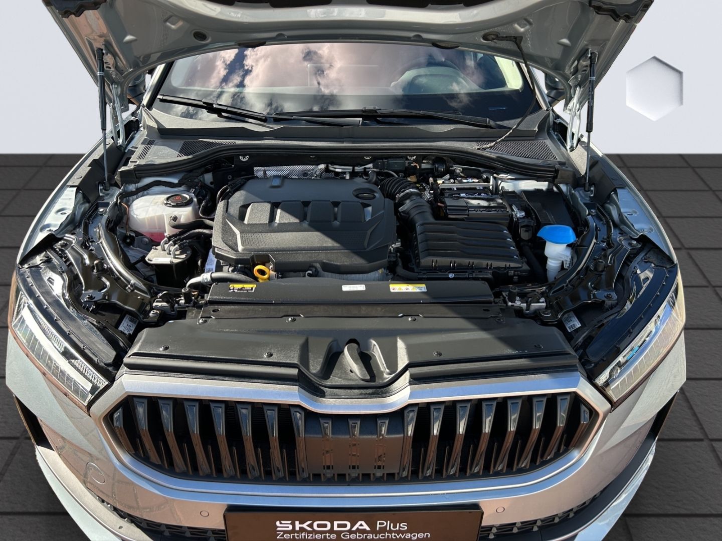 Superb Combi 2.0 TDI DSG 110kW LED AHZV Sitzheiz