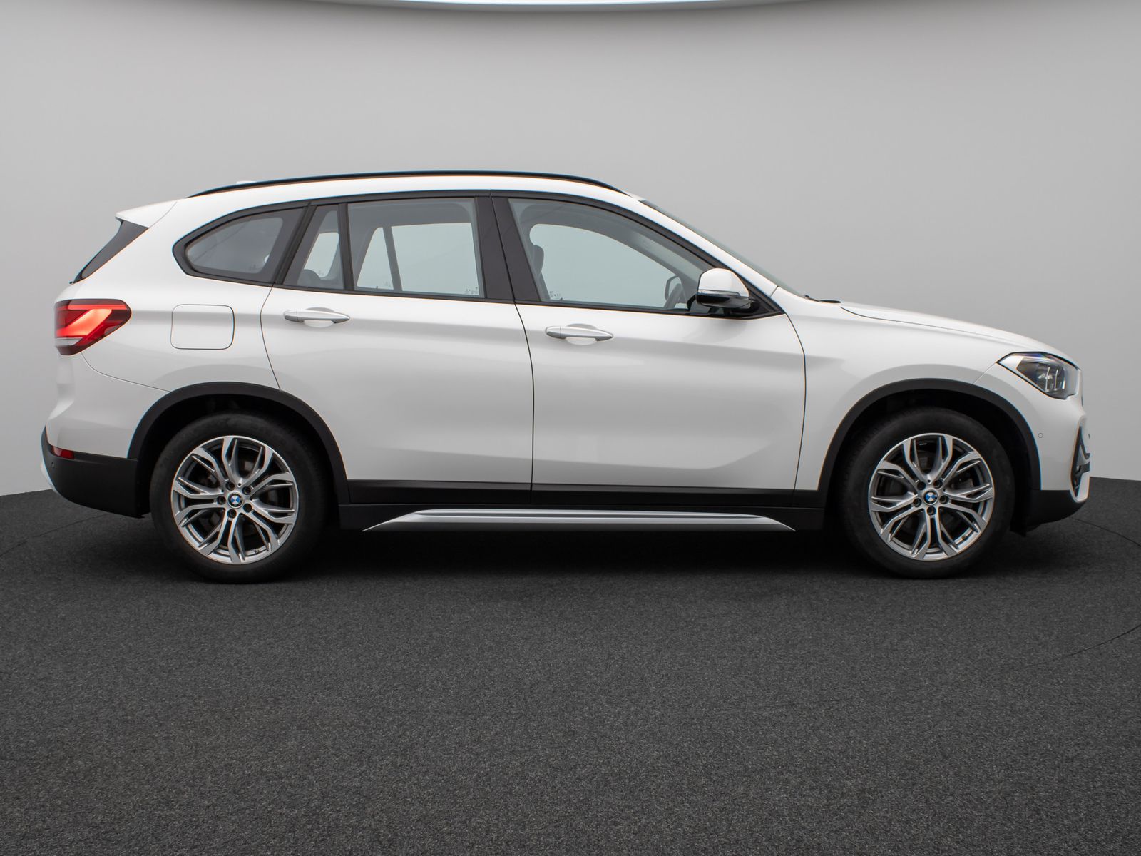 Fahrzeugabbildung BMW X1 xD25e xLine Panorama Kamera HUD DAB H/K AHK