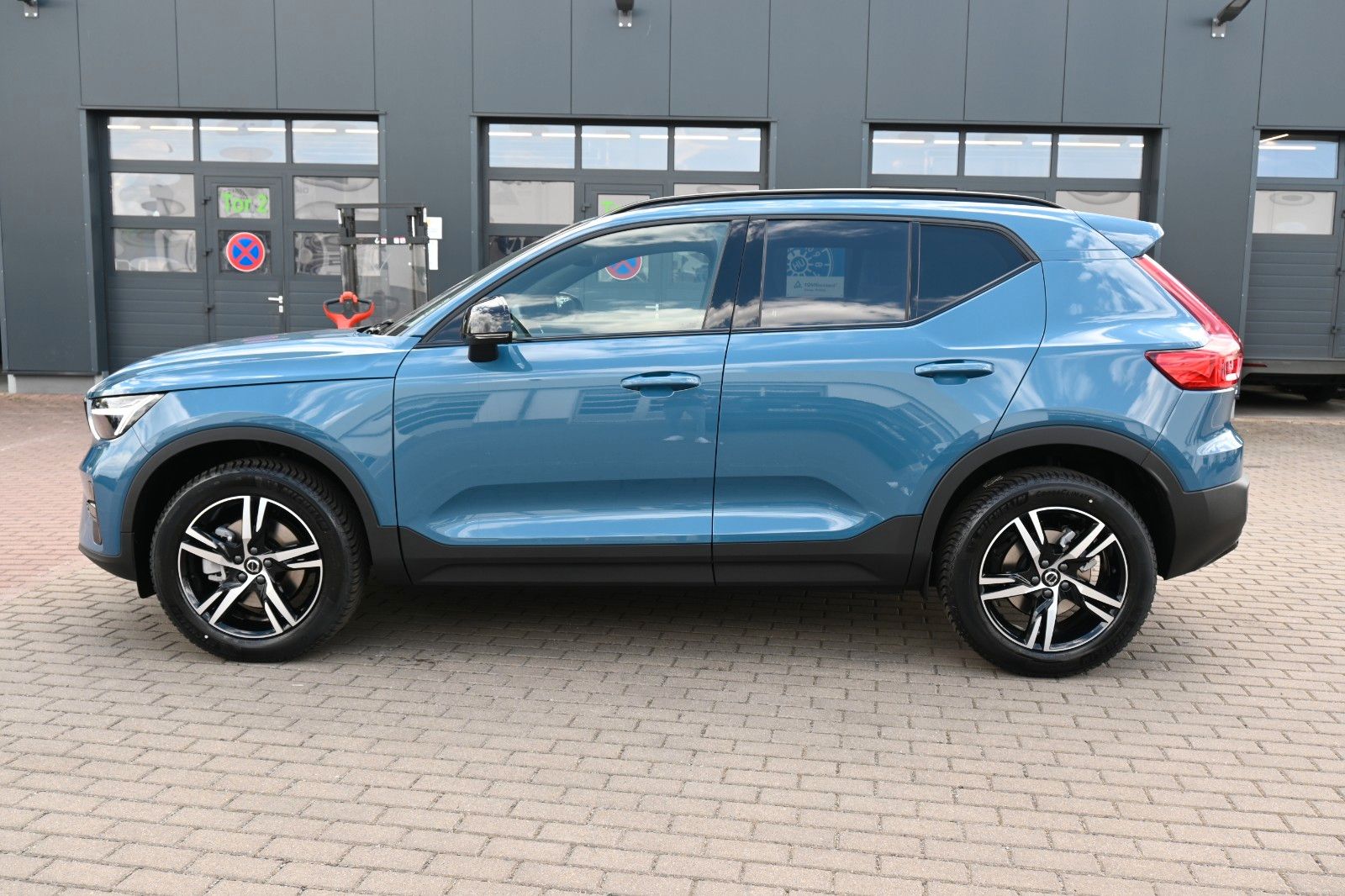 Fahrzeugabbildung Volvo XC40 B4 DKG Plus Dark*FSHZG*H&K*BLIS*ACC*AHK