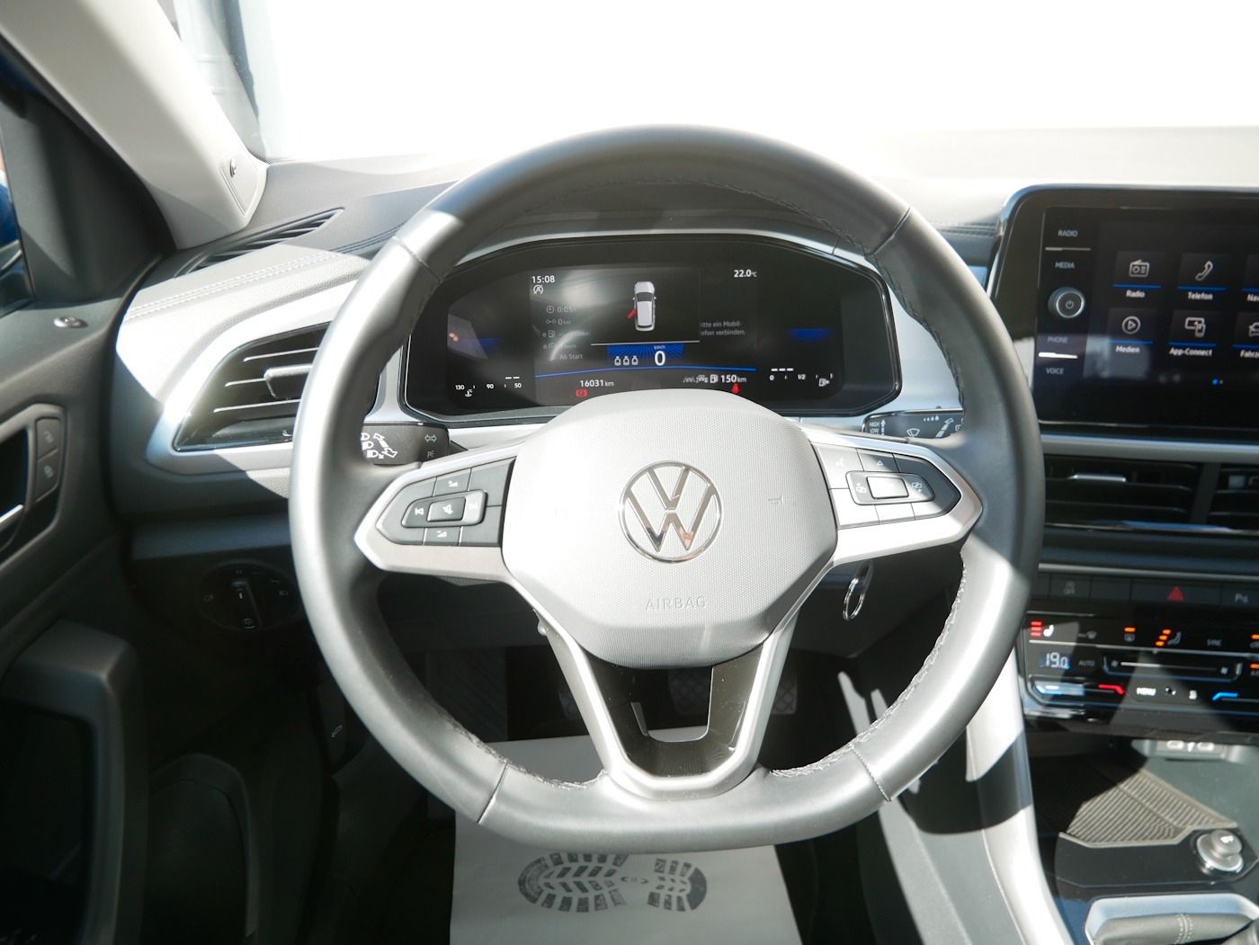 Fahrzeugabbildung Volkswagen T-Roc 1.5 Life NEU40T Standheiz SHZ LED Klimaaut