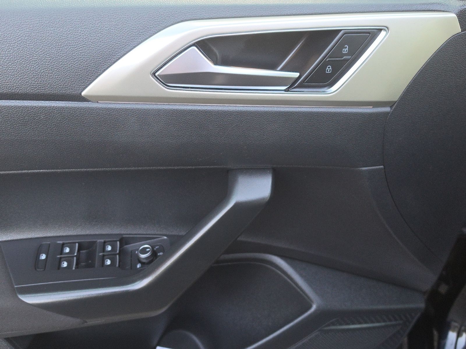 Fahrzeugabbildung Volkswagen Taigo Move AUS 1.HAND APP TEMPOMAT SHZ PDC