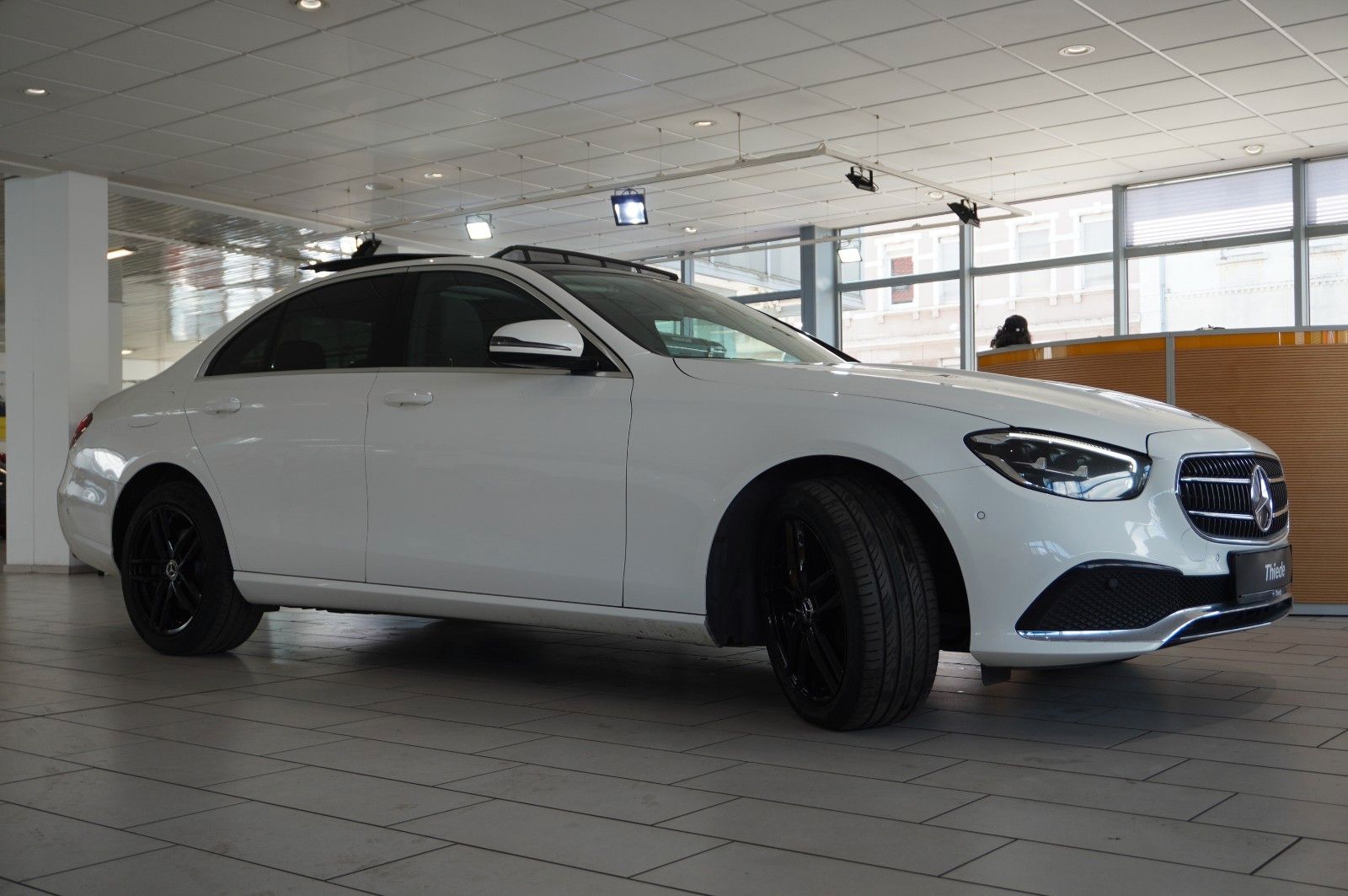 Fahrzeugabbildung Mercedes-Benz E 300E LIM. AVANTGARDE NAVI/LED/KAMERA/PANO./AHK
