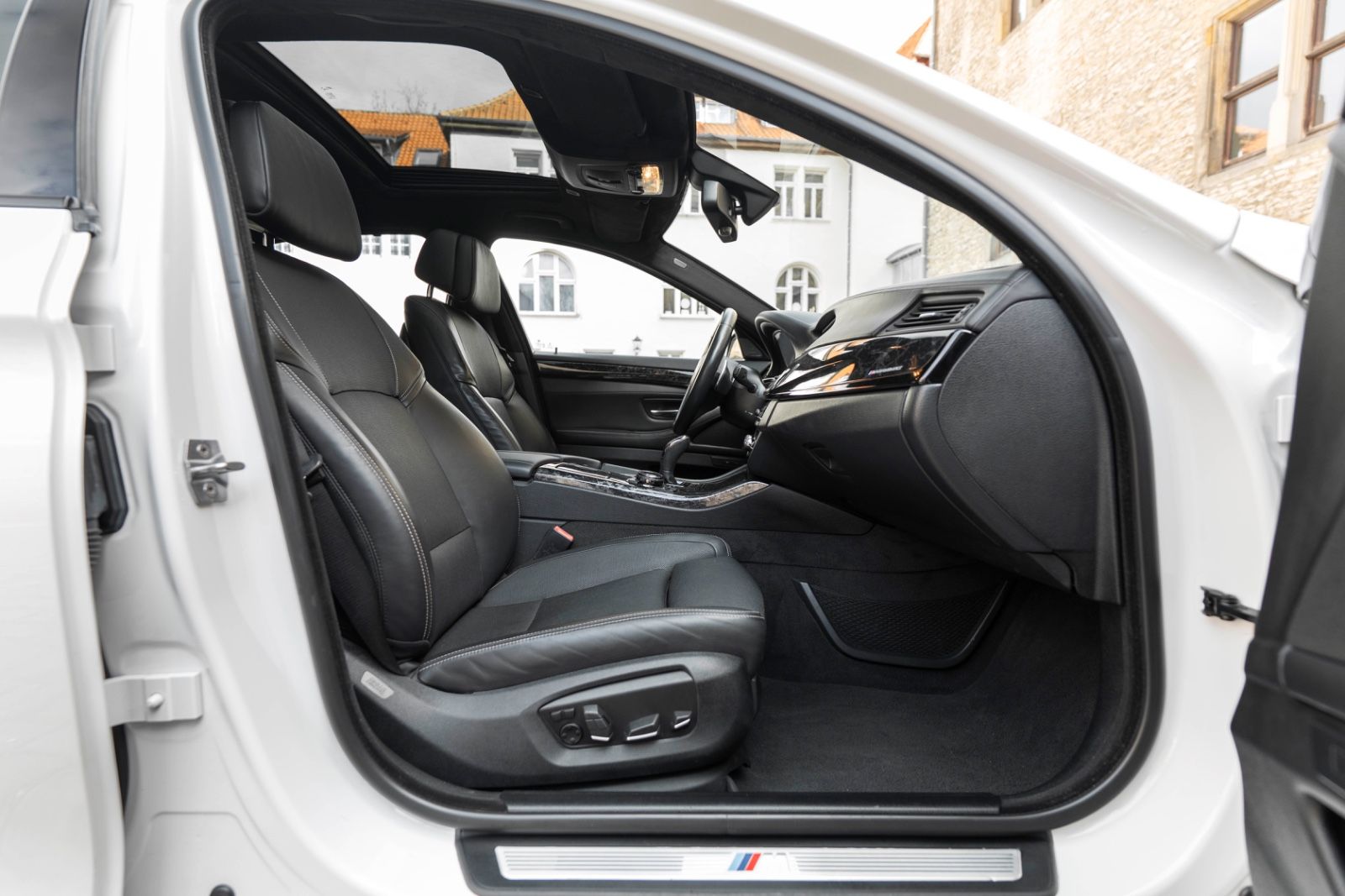 Fahrzeugabbildung BMW 550I M-SPORTPAKET HUD H&K LED KAM ACC