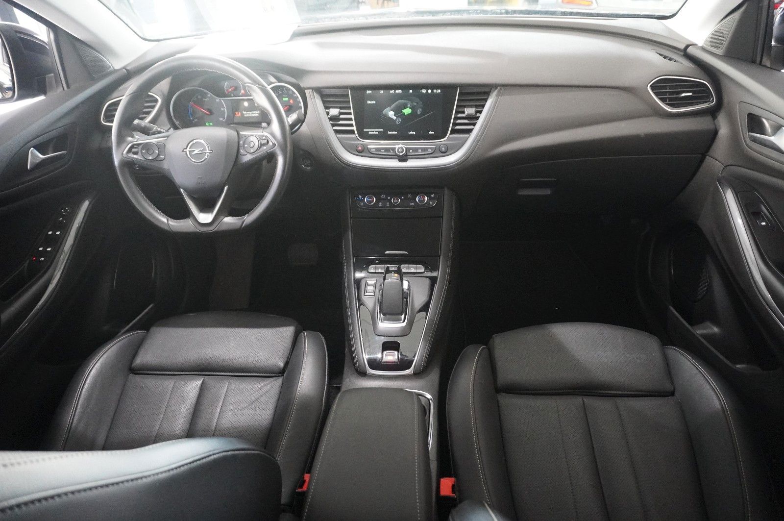 Fahrzeugabbildung Opel Grandland (X) 1.6 HYBRID ELEG. NAVI/360°/LED/DAB