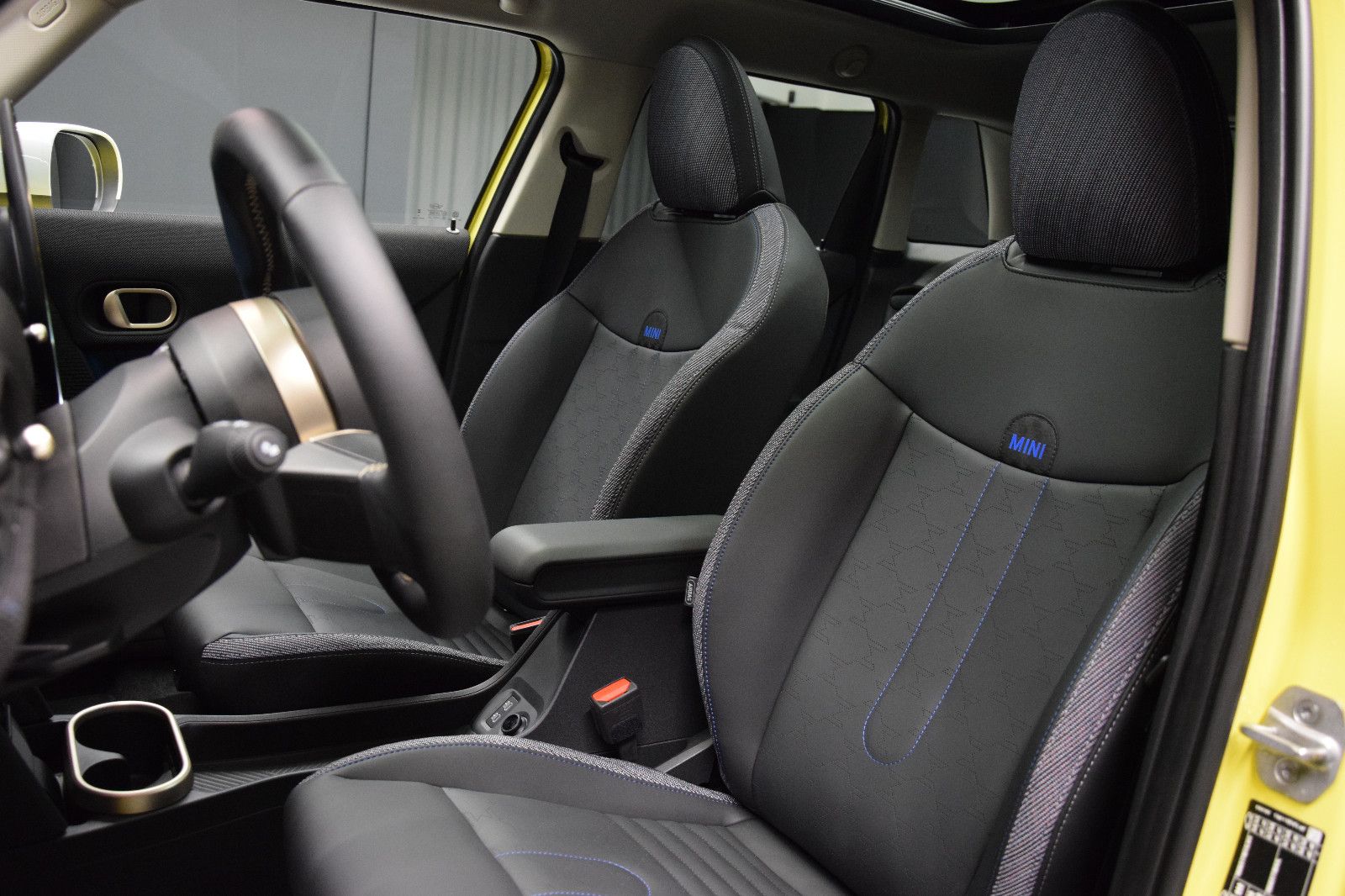 Fahrzeugabbildung MINI Cooper S Classic Trim 5-Türen Paket-L Pano h/k