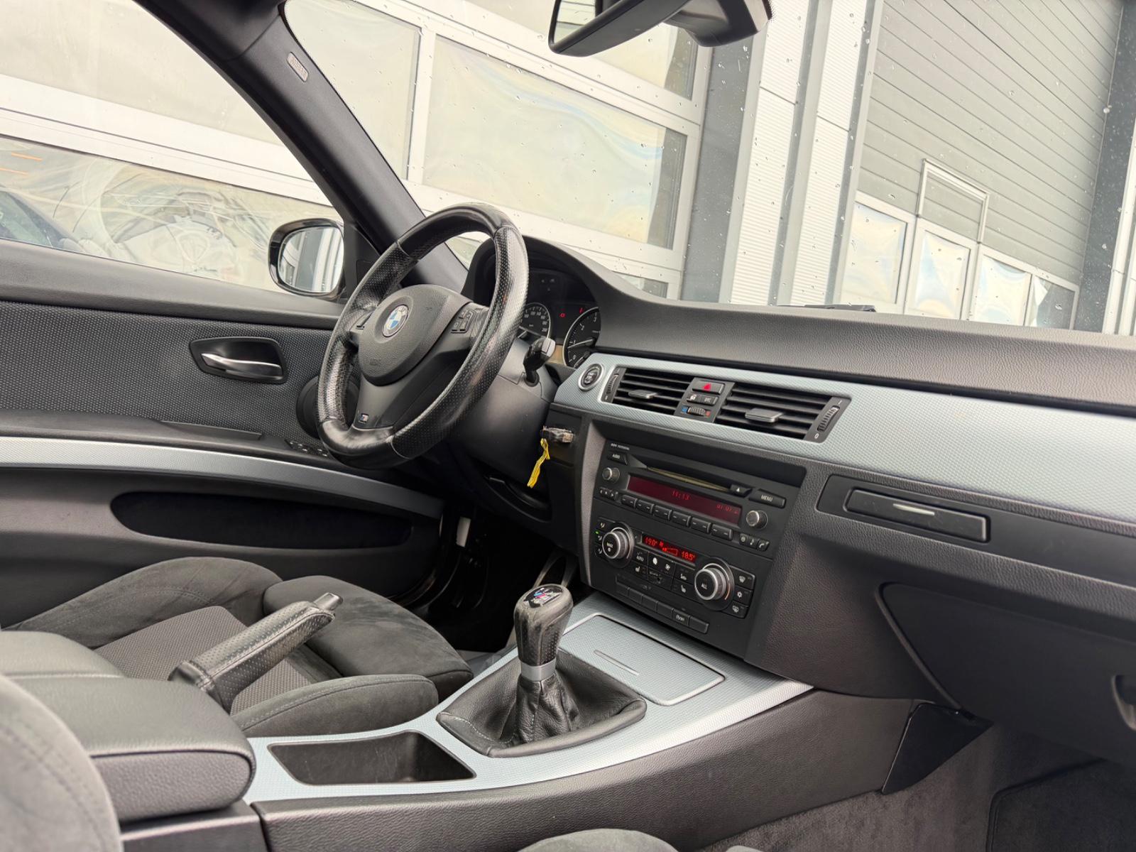 BMW 318 2009 — photo 12