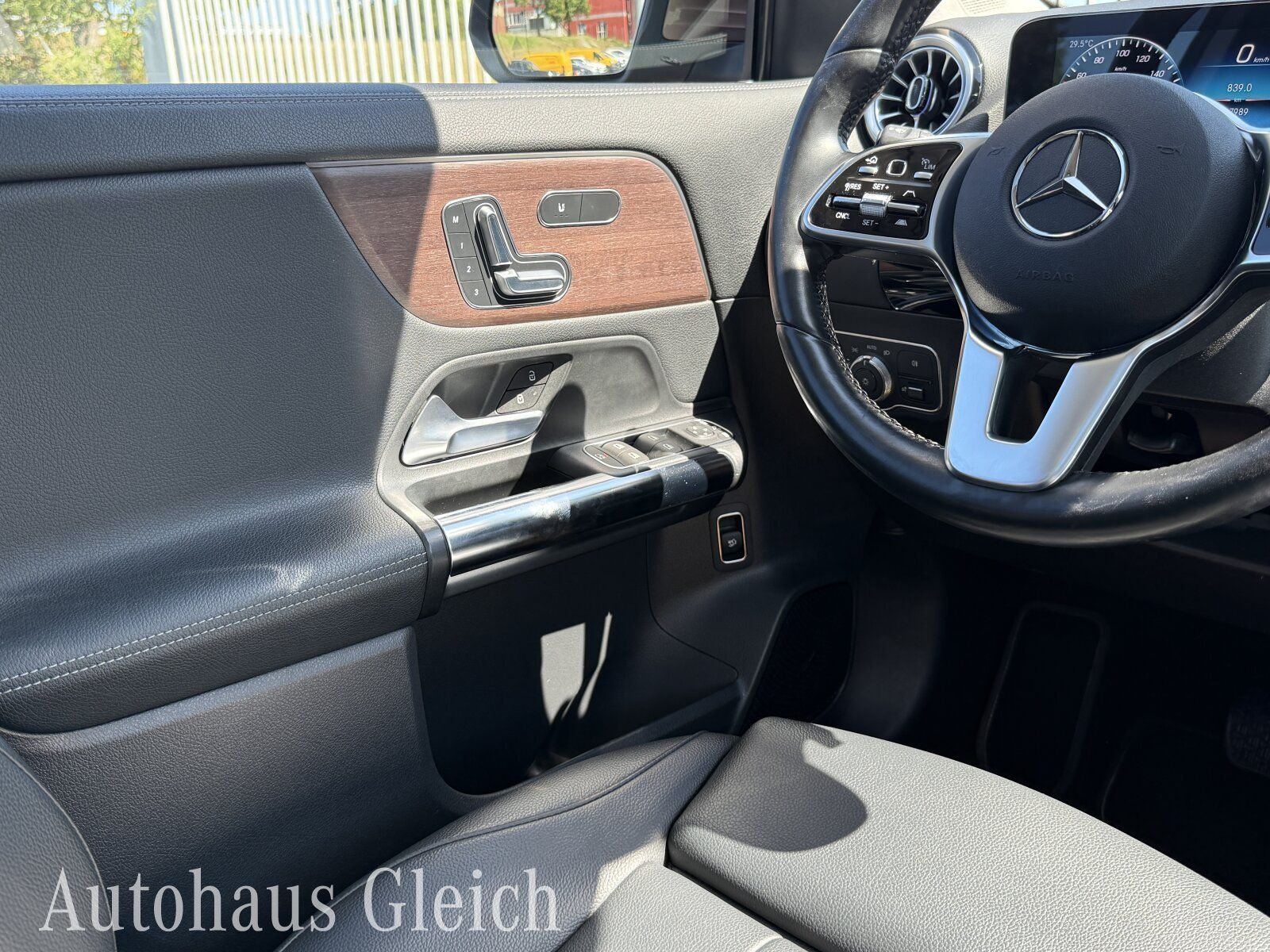 Fahrzeugabbildung Mercedes-Benz EQA 300 Progressive 4Matic Navi/Pano.-Dach/Klima