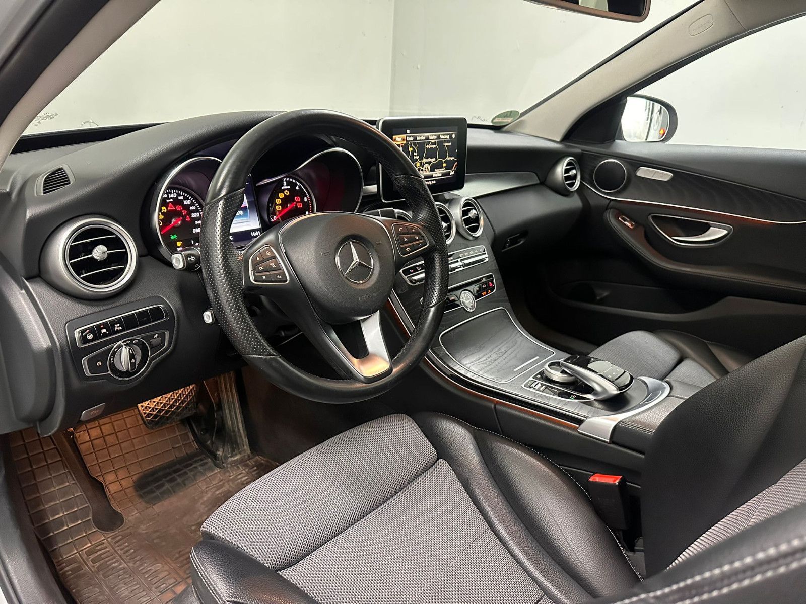Fahrzeugabbildung Mercedes-Benz C 220 d 4MATIC T AVANTGARDE PANORAMA*DISTRO*