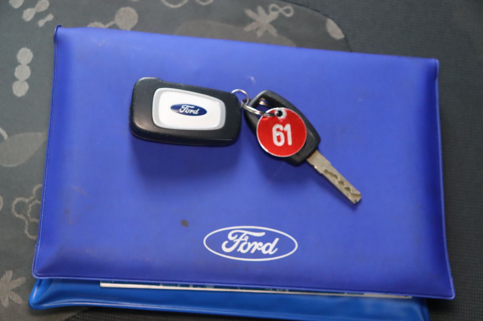 Fahrzeugabbildung Ford Ka 1.2 * 8-fach bereift * HU/AU bis 07.2026