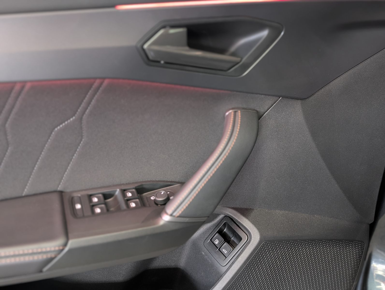 Fahrzeugabbildung CUPRA Leon 1.5 e-Hybrid PLUG-IN LED INTELIG-DRIVE EDGE