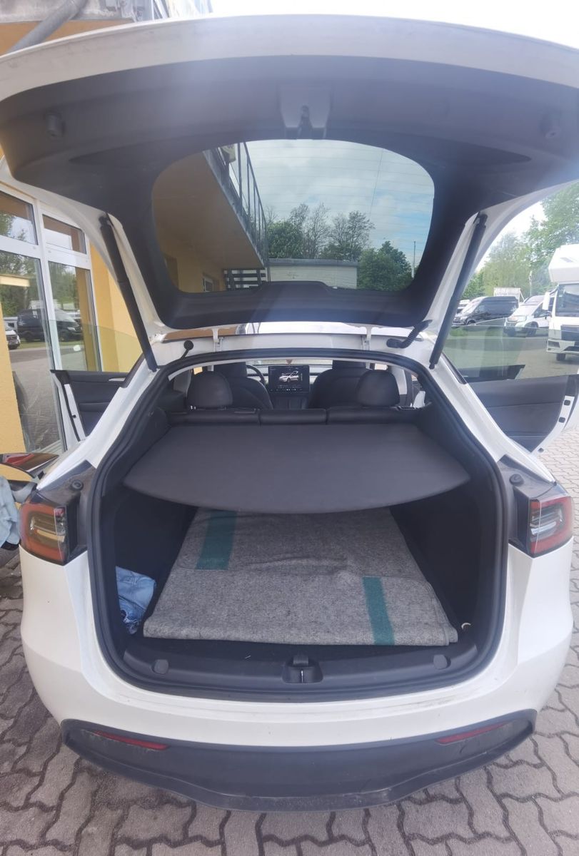 Fahrzeugabbildung Tesla Model Y Long Range AWD Modell 2023