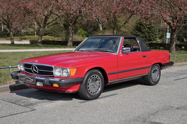 Mercedes-Benz 560 SL mit sehr guter Technik