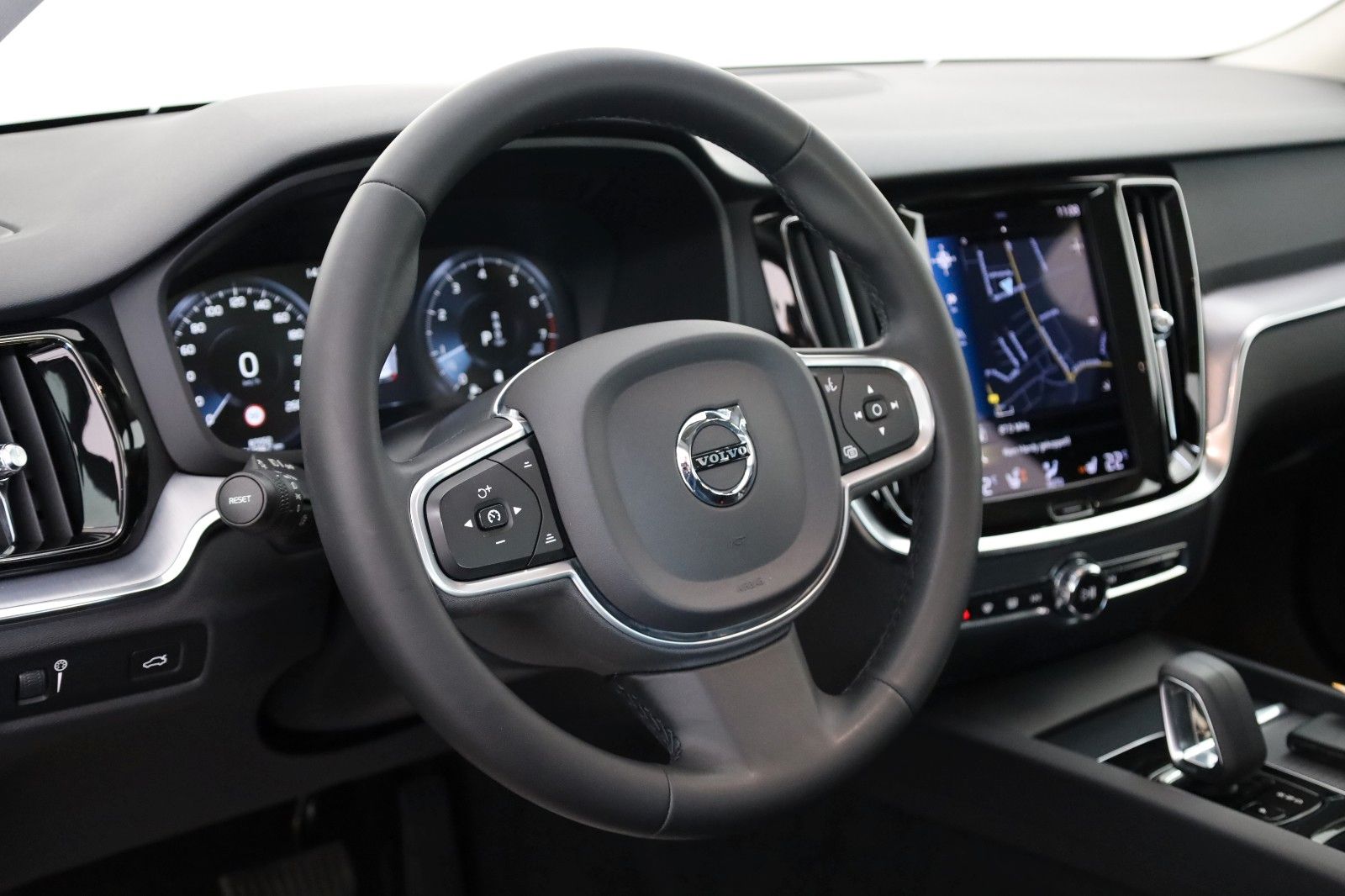 Fahrzeugabbildung Volvo V60 Kombi Momentum Pro,Aut.,Navi,Kamera, AHK el.