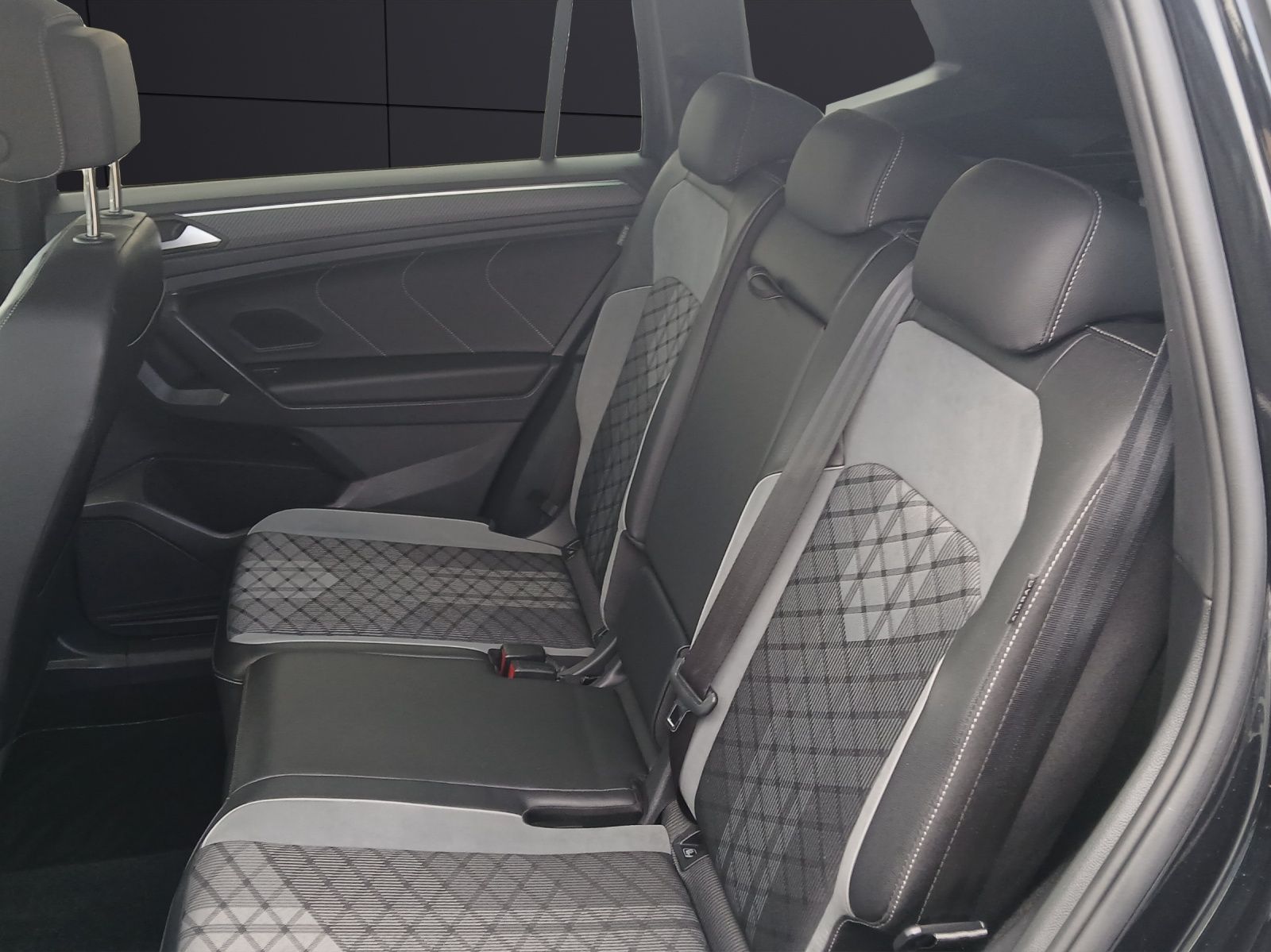 Fahrzeugabbildung Volkswagen Tiguan Allspace TSI R-Line DSG 4M Matrix AHK Nav