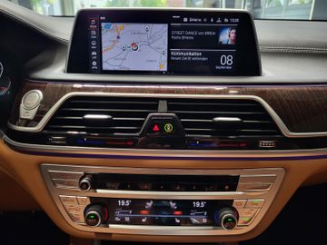 BMW 750 - 12