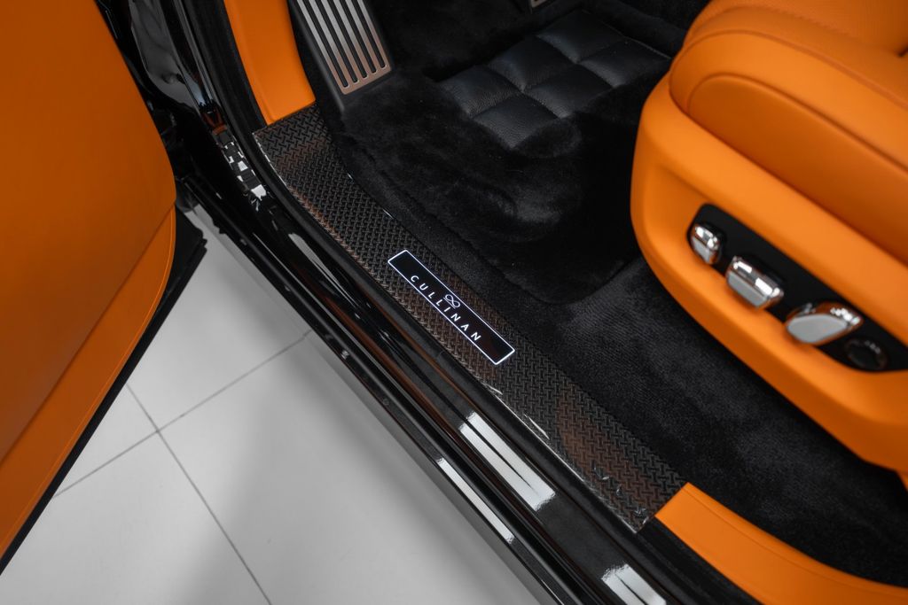 Cullinan BLACK BADGE 2026 BLACK/ORANGE 4 SEATS - Bild 27