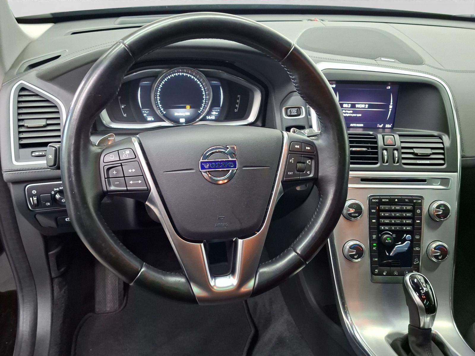 Volvo XC60 T5 AWD SUMMUM AHK PANO LEDER