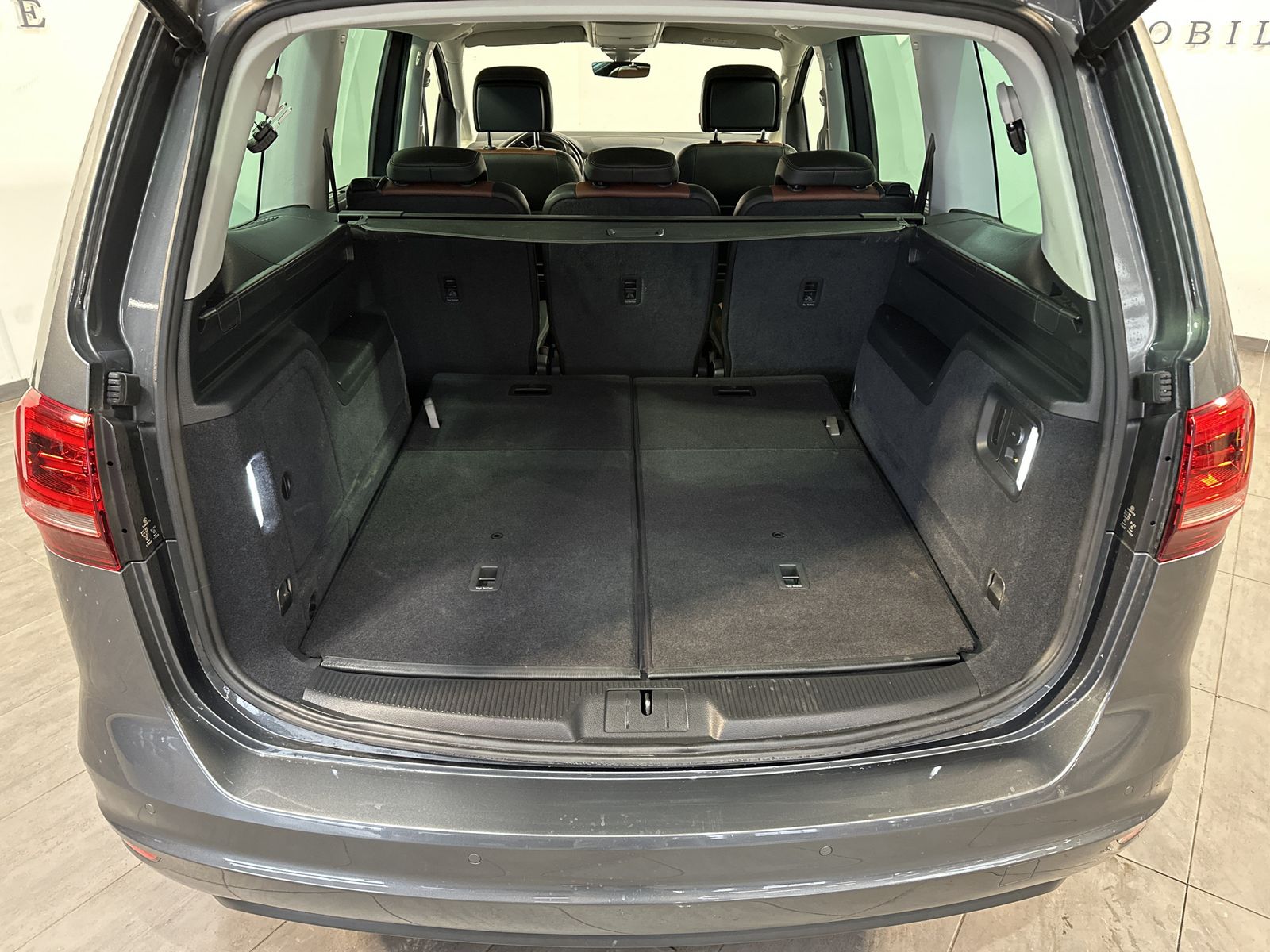 Fahrzeugabbildung Volkswagen Sharan 2.0 TDI DSG 7-Sitzer HL Black NAV+XEN+AHK