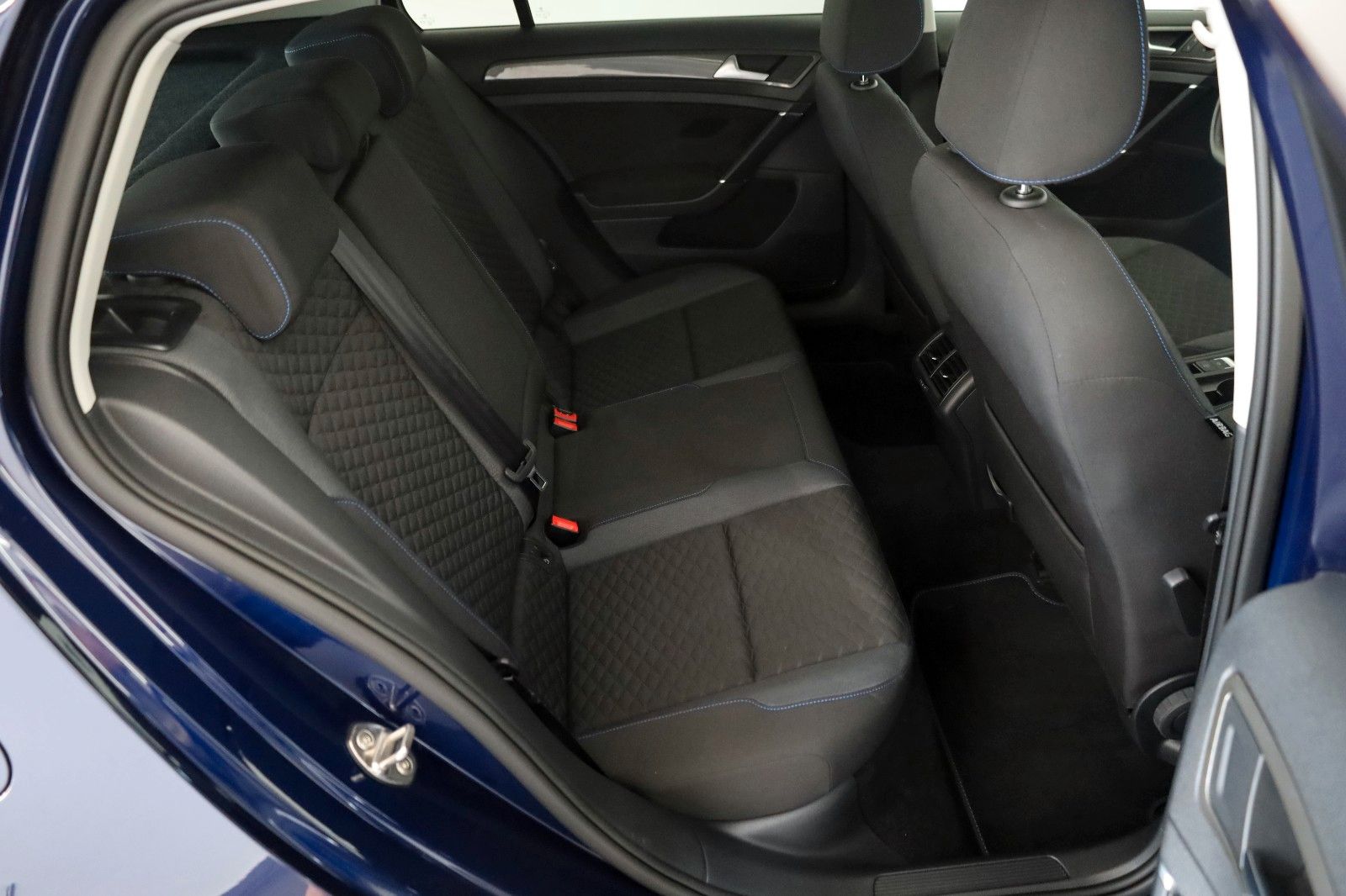 Fahrzeugabbildung Volkswagen Golf VII Lim. Join R-line, Navi,SH,ACC, SR+WR