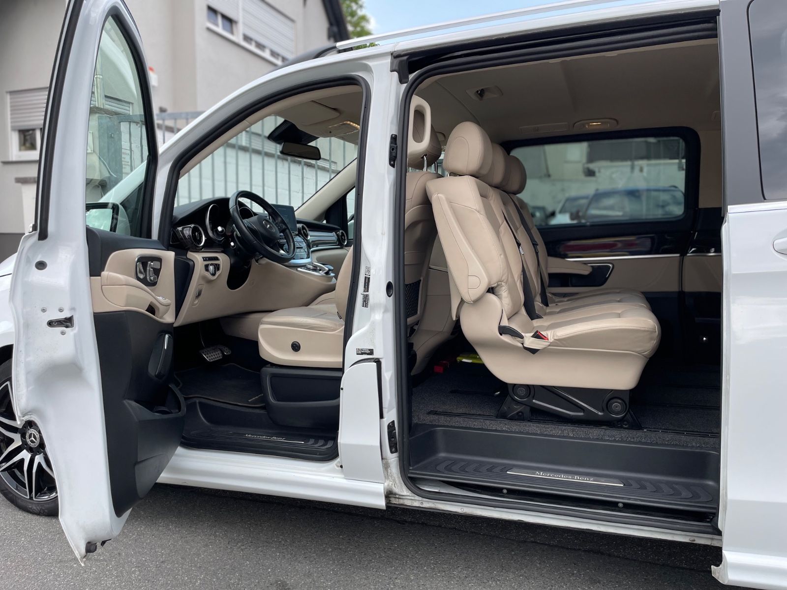 Fahrzeugabbildung Mercedes-Benz V 300 d Lang Avantgarde AMG-Line |Burmester|360°