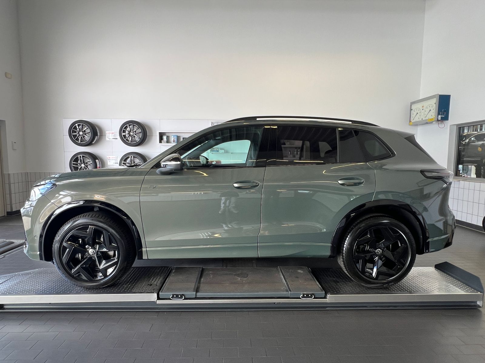 Fahrzeugabbildung Volkswagen Tiguan R-Line 2.0 TDI DSG 4Motion *AHK, IQ.Light