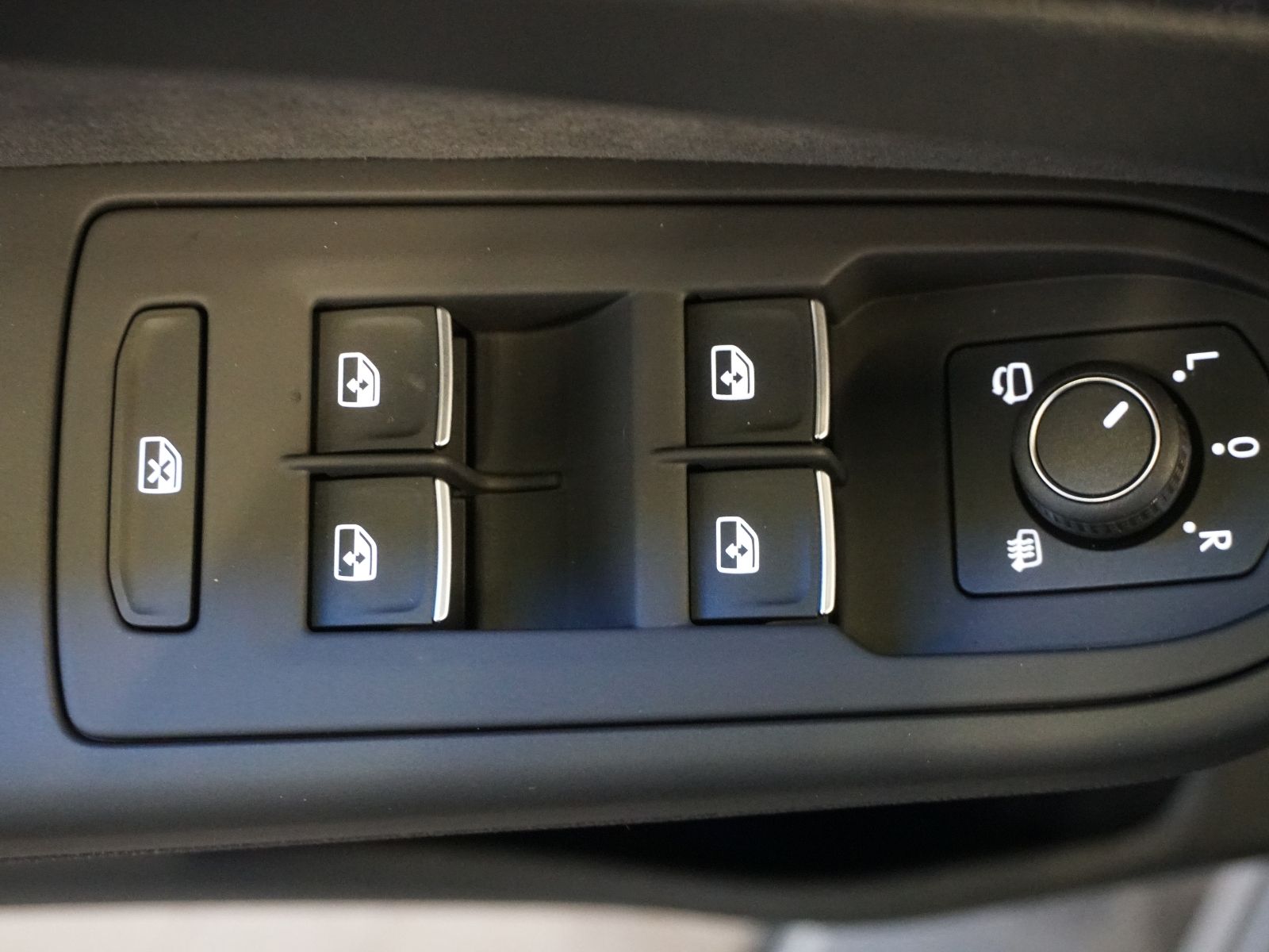 Fahrzeugabbildung Volkswagen Golf VIII Variant Style 1.5 eTSI DSG *AHK, LED,