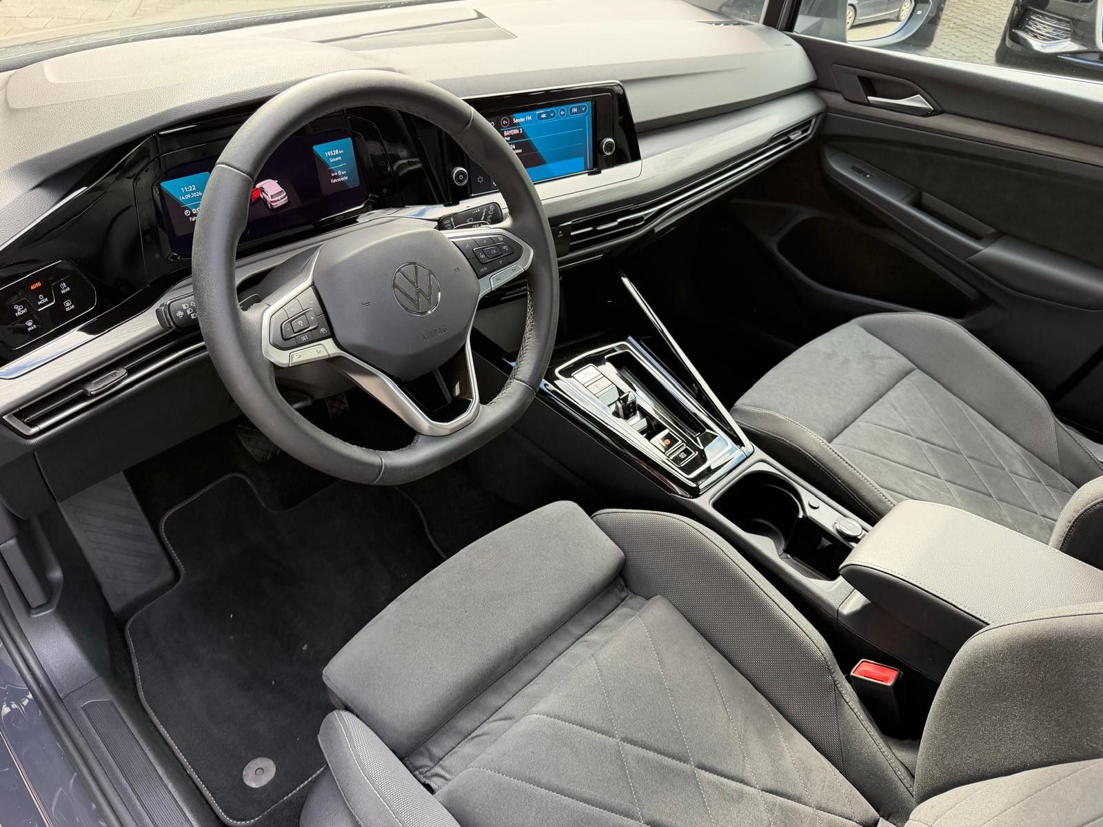 Fahrzeugabbildung Volkswagen Golf 2.0 TDI Style DSG >ALCANT+MEMO+LED+SHZ+ACC+