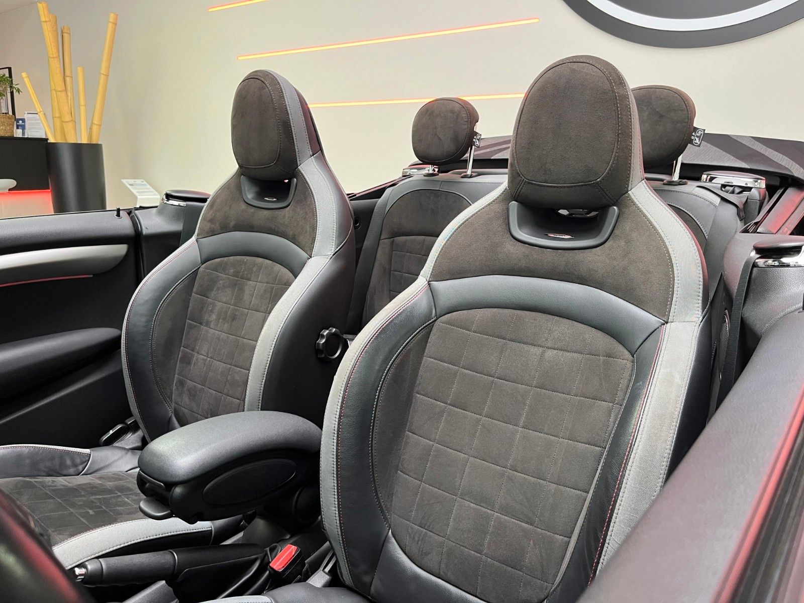 Fahrzeugabbildung MINI Cooper S Cabrio*JCW-Kit*JCW-Sitze*LED*Virtual*