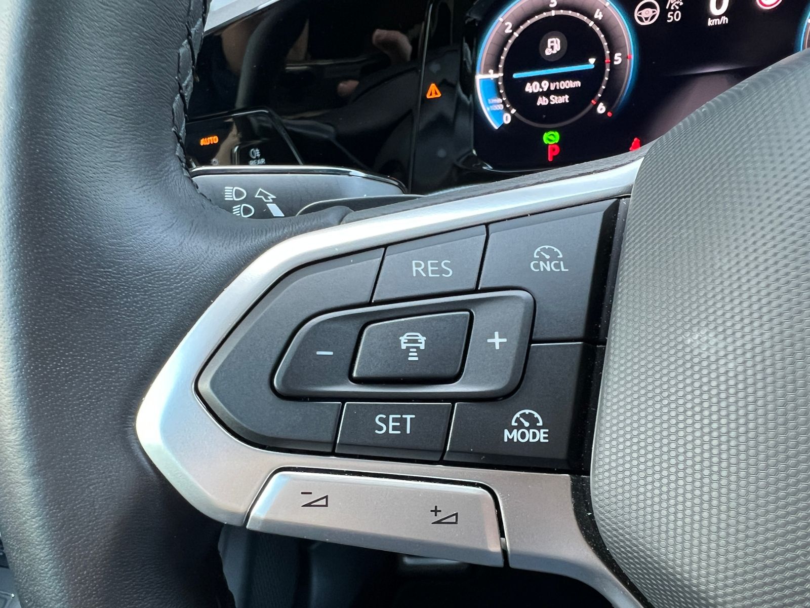 Fahrzeugabbildung Volkswagen Golf VIII Life 2.0 TDI DSG *AHK,LED,ACC,Navi,Kam