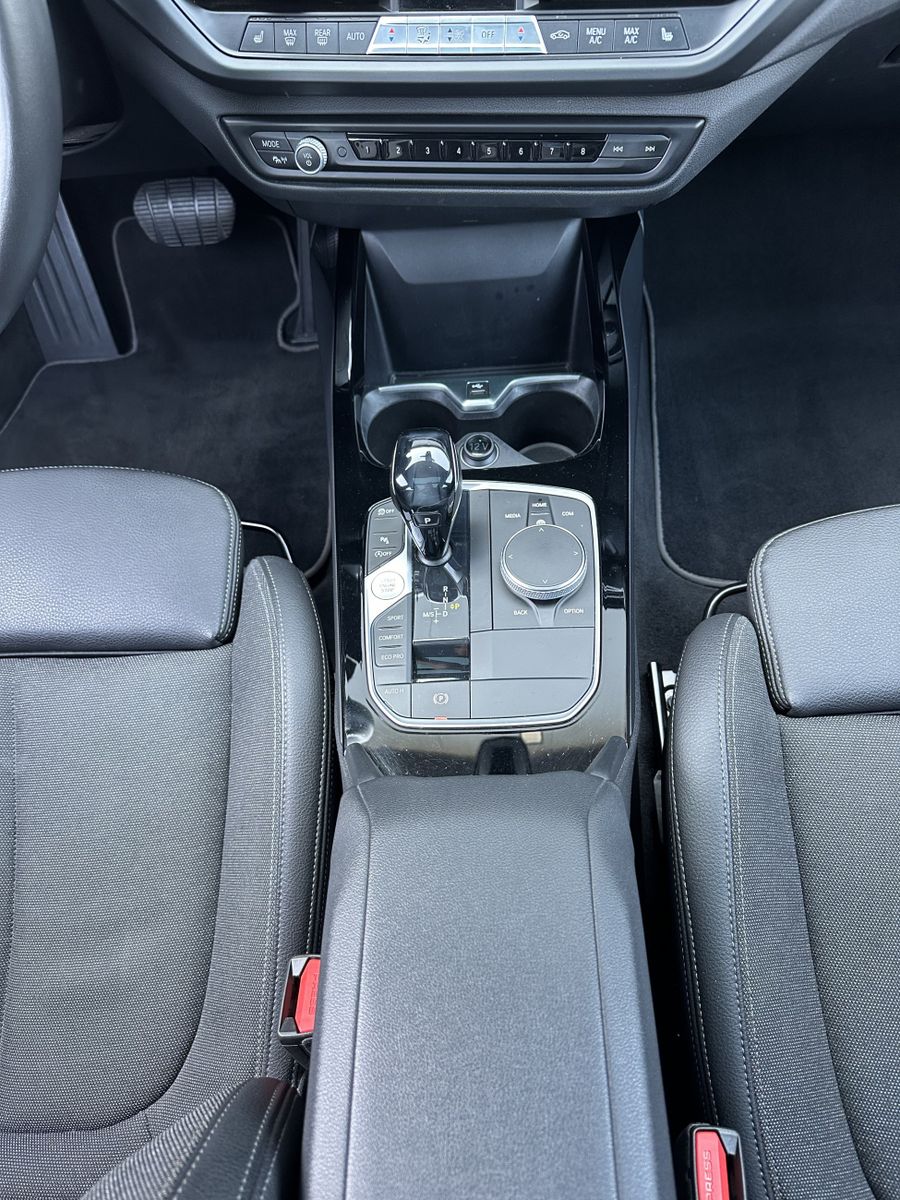 Fahrzeugabbildung BMW 120d Sport Line Aut. LED+PANO+KAMERA+17OLL