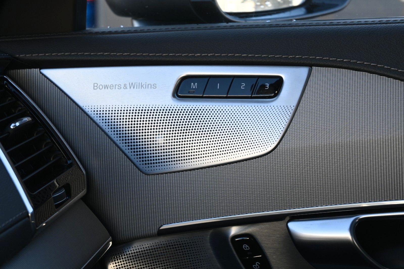 Fahrzeugabbildung Volvo XC90 D5 AWD Autom. Inscription*LUFT*360°*AHK*7-S